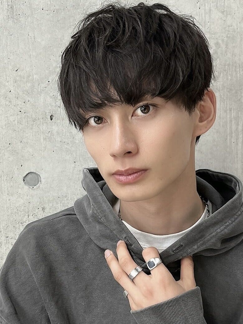 kafka hair 吉祥寺店【カフカヘア】【カフカヘア キチジョウジテン】のスタイル紹介。フェザーパーマグレーブルーカラー刈り上げショートパンク