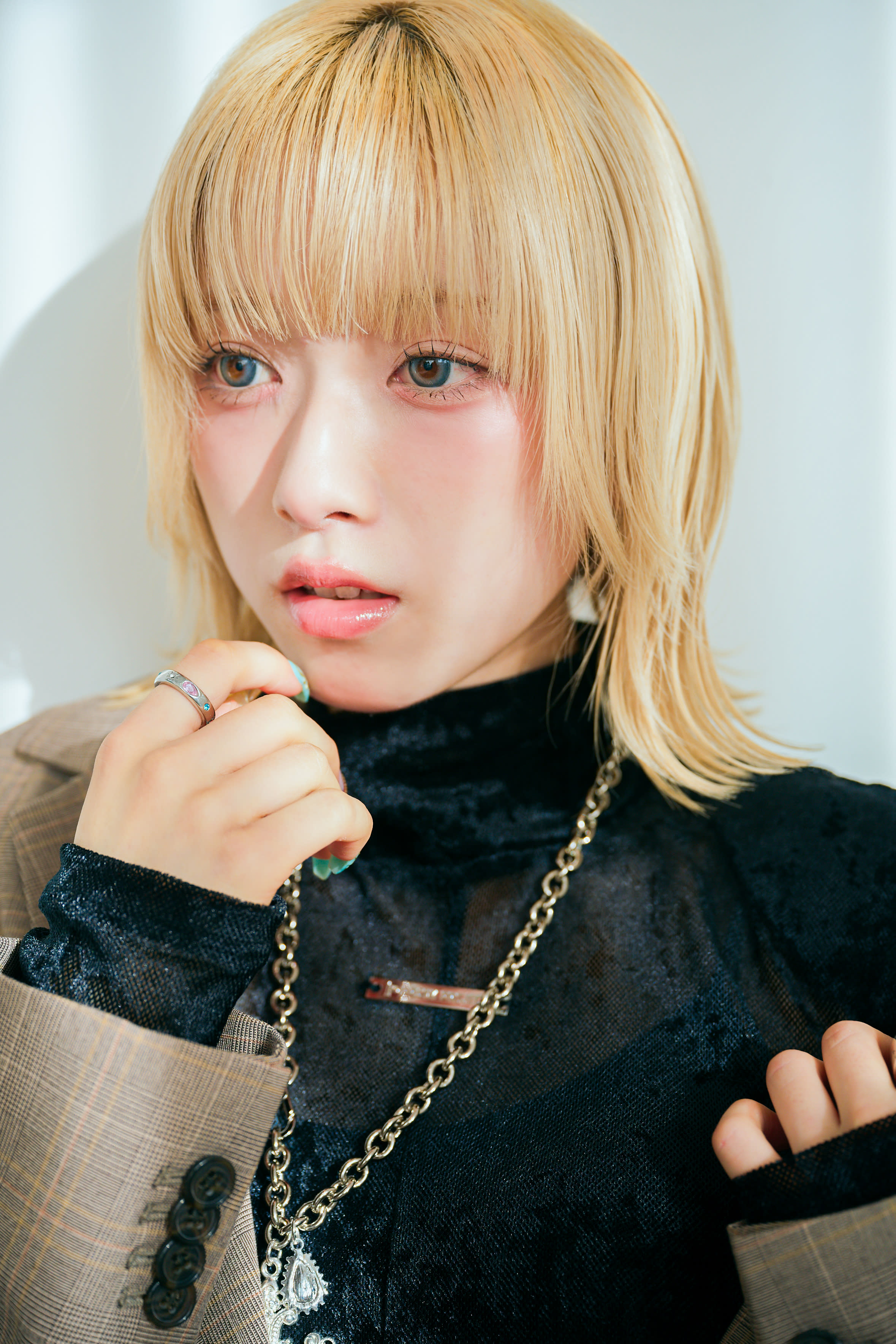 little 中野【リトル ナカノ】【リトルナカノ】のスタイル紹介。ホワイトブロンドウルフボブ