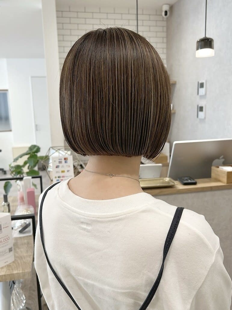 ambitious 新狭山【アンビシャス】【アンビシャス シンサヤマ】のスタイル紹介。☆細めハイライトグレージュ　似合わせ切りっぱなしボブ