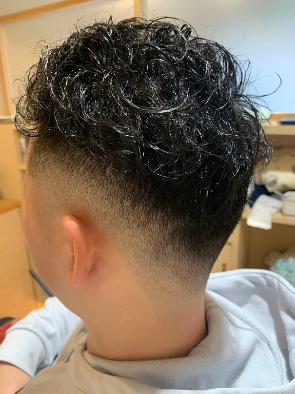 TOMOYUKI WORKS【トモユキワークス】のスタイル紹介。クセを活かしたフェードスタイル☆