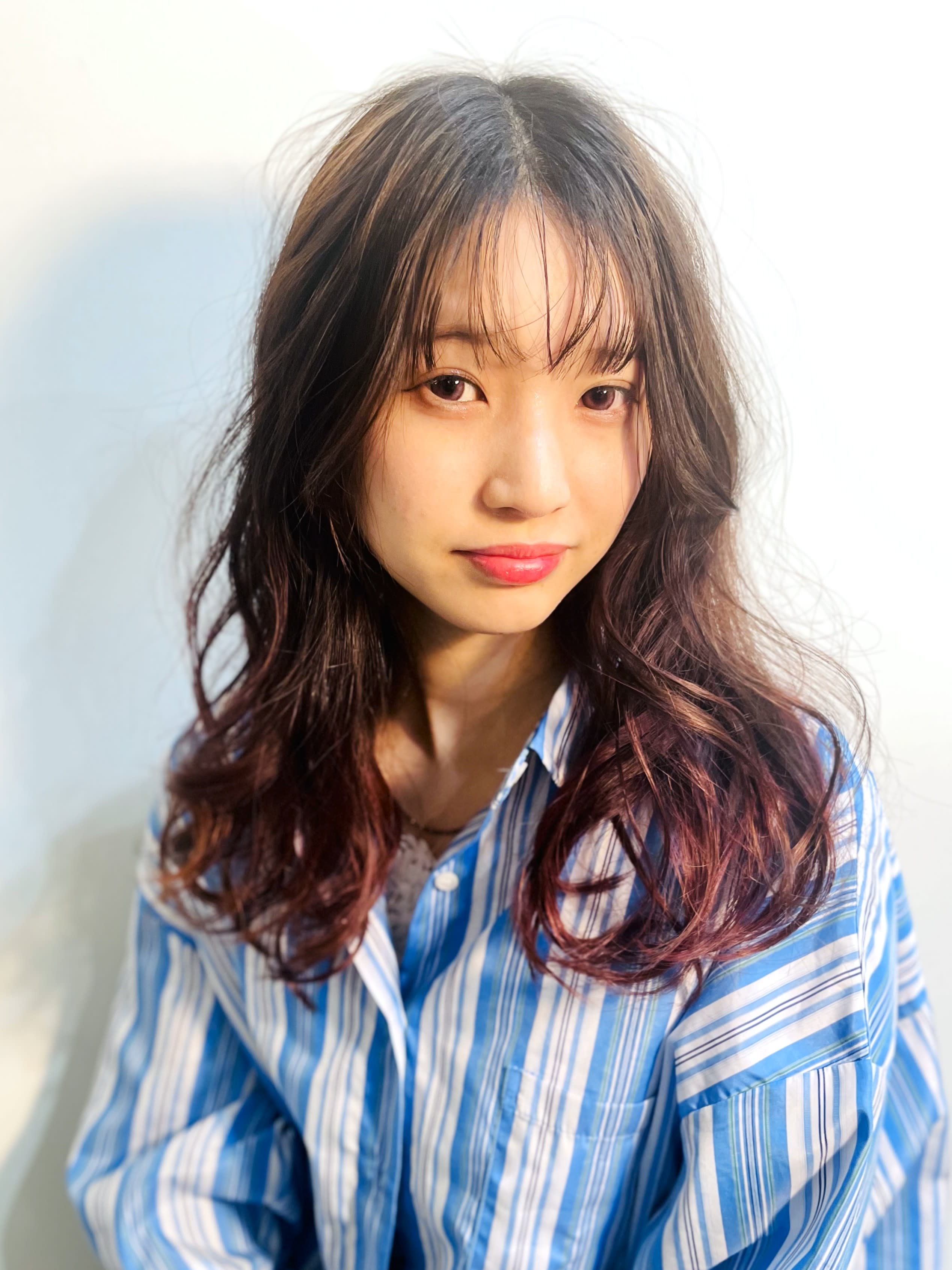 GOOD NEIGHBORS 水戸赤塚【グッドネイバーズ ミトアカツカ】のスタイル紹介。セミロング × ゆるウェーブ×ブラウン × レッド