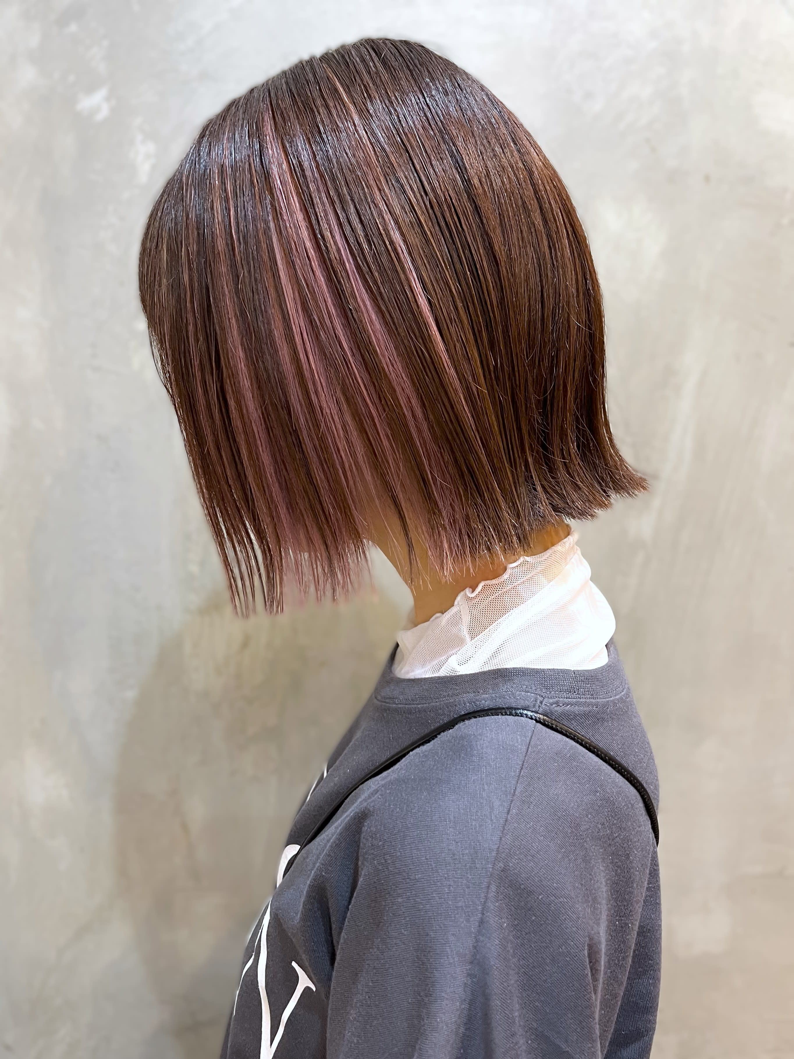 TRIBECA HAIR SALON 新柏【トライベッカ ヘアサロン シンカシワ】のスタイル紹介。切りっぱなしボブ×インナーカラー × ピンク系　