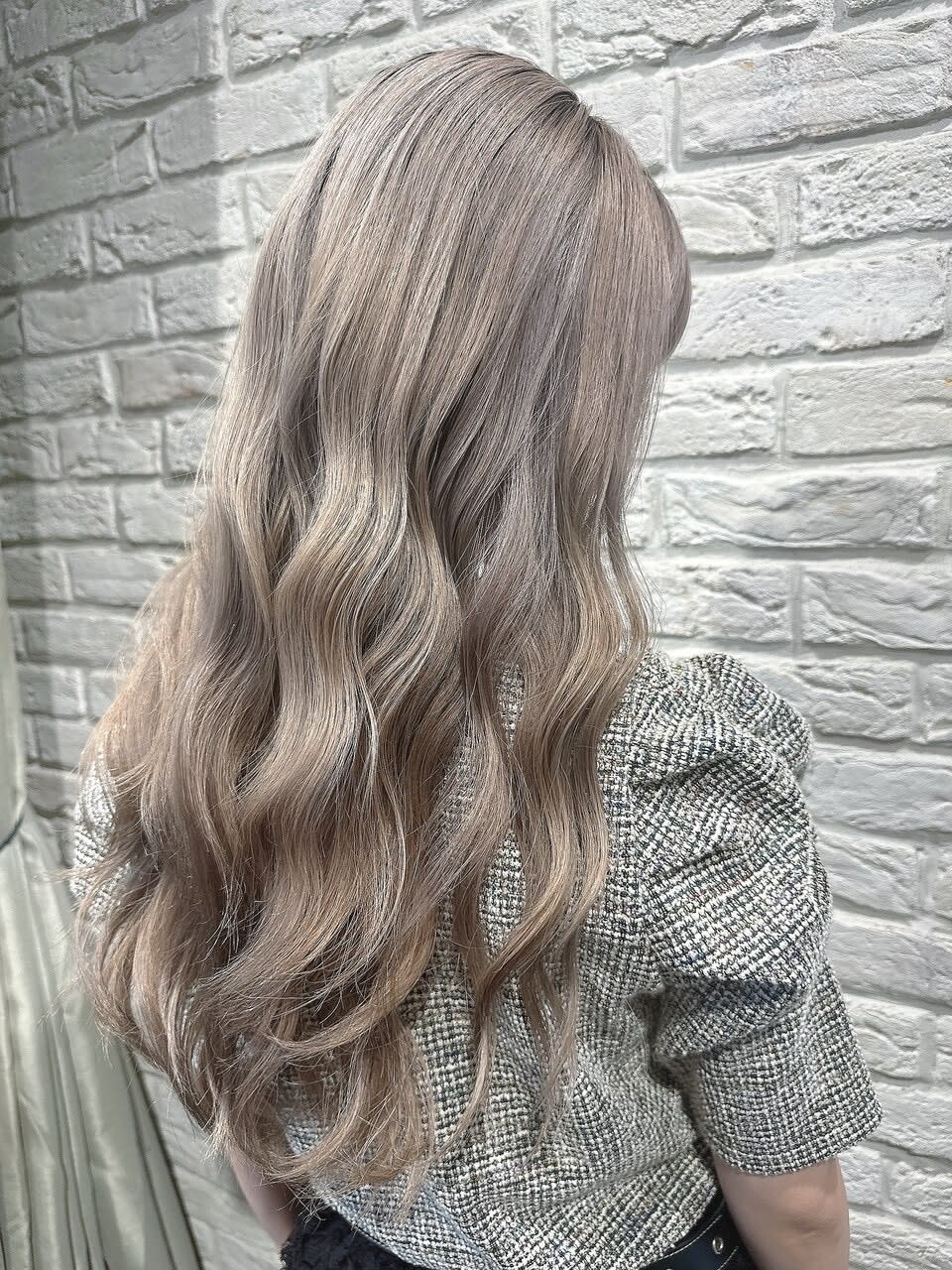 TRIBECA HAIR SALON 新柏【トライベッカ ヘアサロン シンカシワ】のスタイル紹介。アッシュ系ハイトーンカラー×ロングヘア × ゆるウェーブ