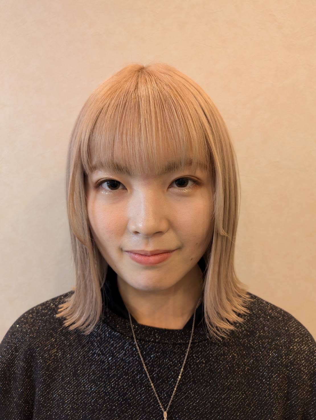 Hair & Nail Studio Bloom【ヘアーアンドネイルスタジオブルーム】のスタイル紹介。ミルクティーブロンド×外ハネボブ