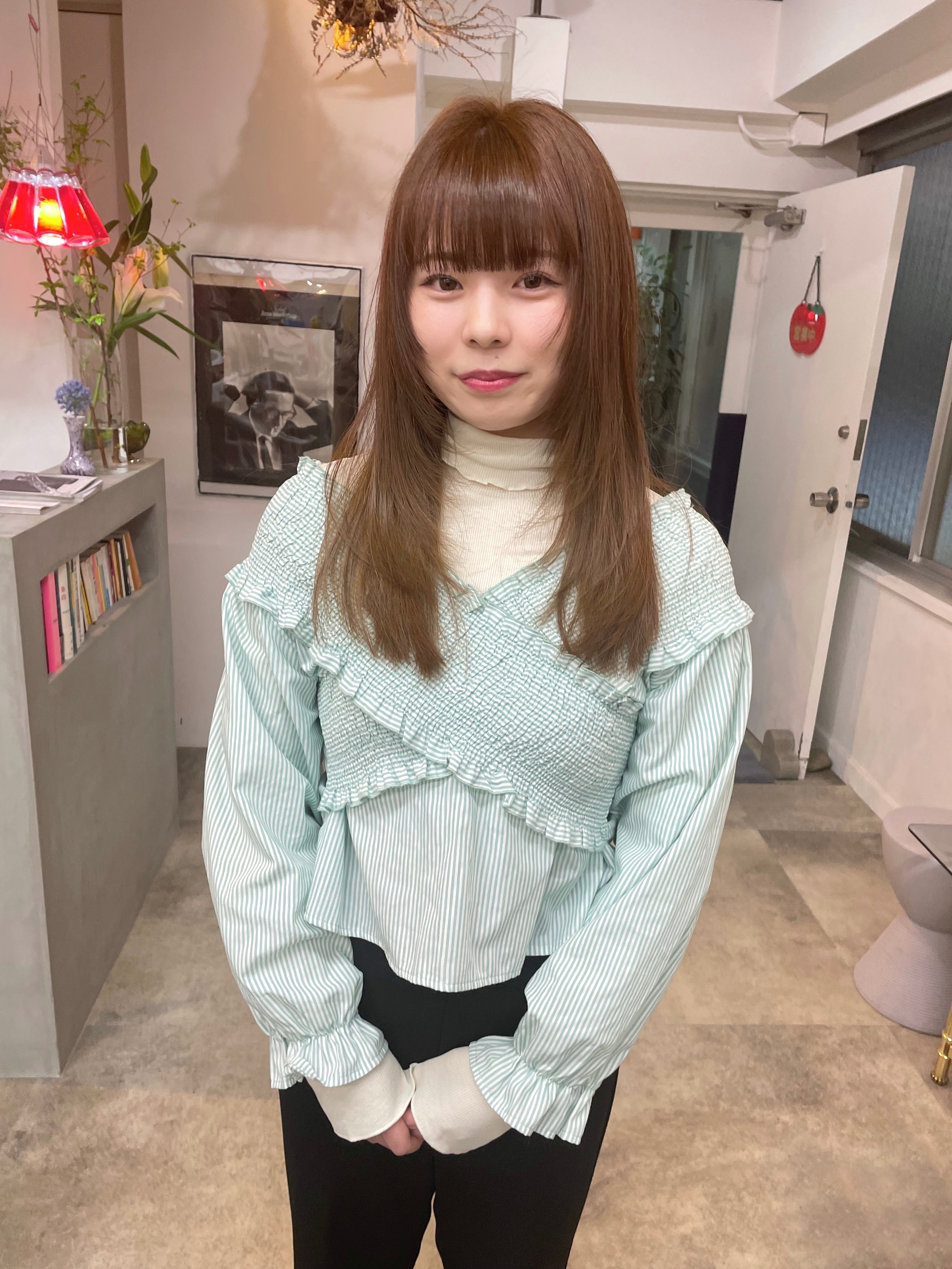 Anjeriina【アンジェリーナ】のスタイル紹介。チャコールブラウン、レイヤー