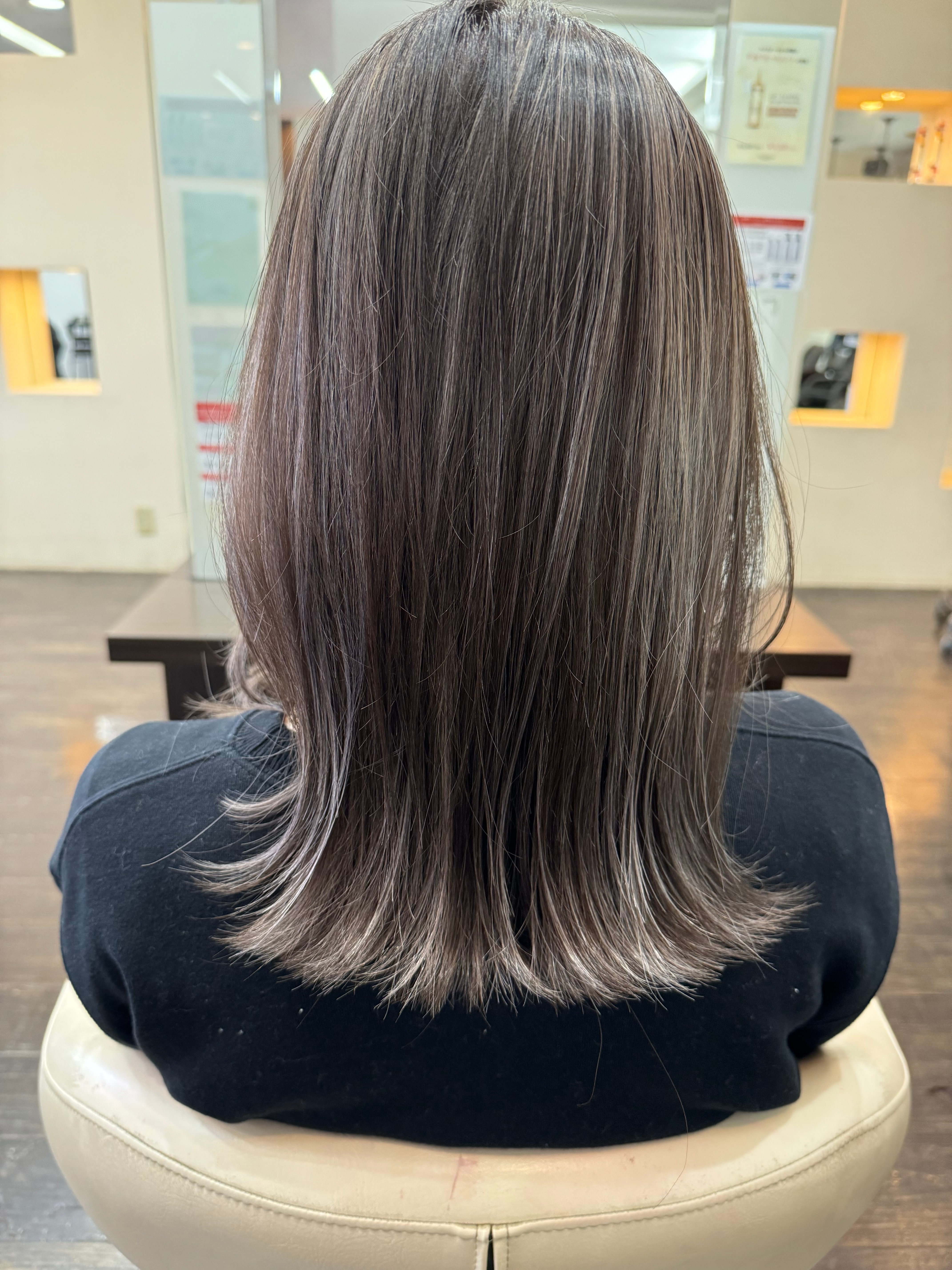 Chart Reuse シャルトルーズ【シャルトルーズ】のスタイル紹介。モノトーンカラー&ハイライトでシンプルヘアを可愛くおめかし