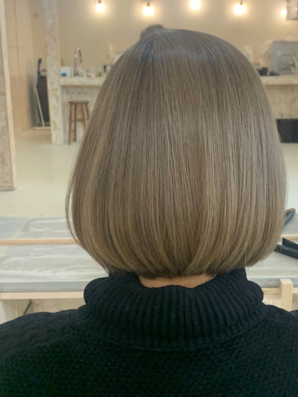 YUJI by OZAWAYA【ユウジ　バイ　オザワヤ】のスタイル紹介。フルブリーチ白髪ぼかし