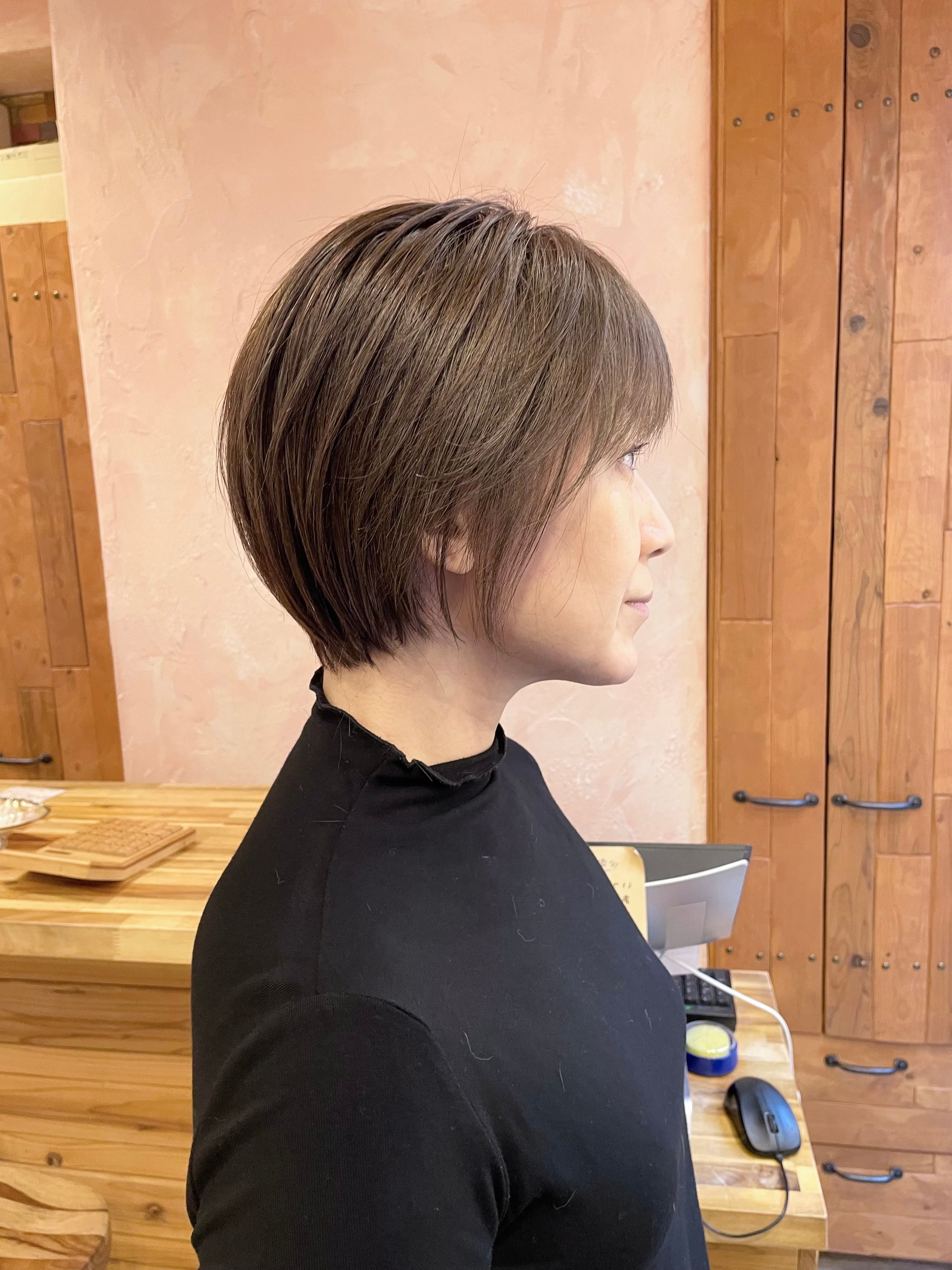 be'be' by MOPS【ベベ バイ モップス】のスタイル紹介。白髪ぼかしショート