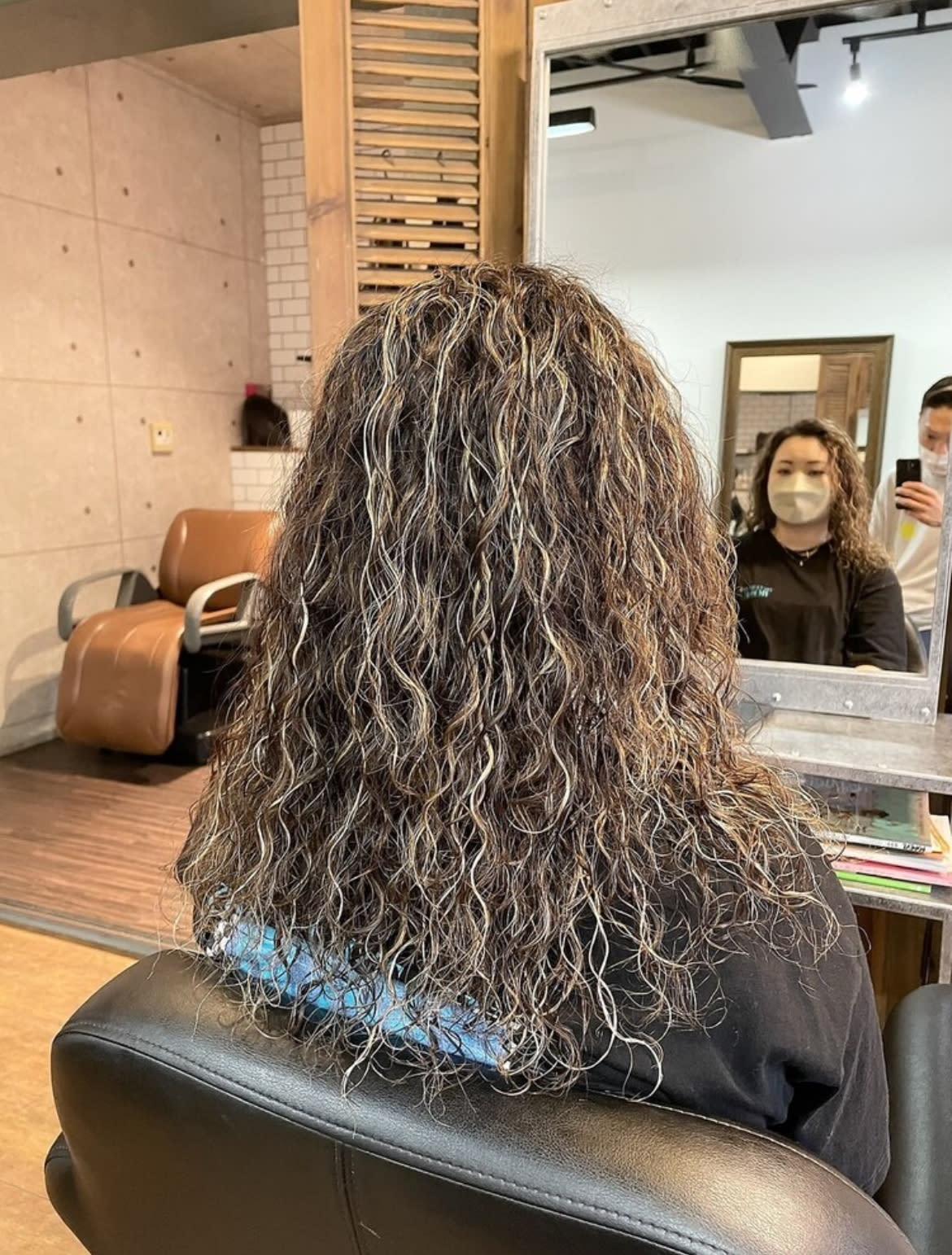 BARNEYS　HAIR【バーニーズヘアー】のスタイル紹介。ハイライト×スパイラル