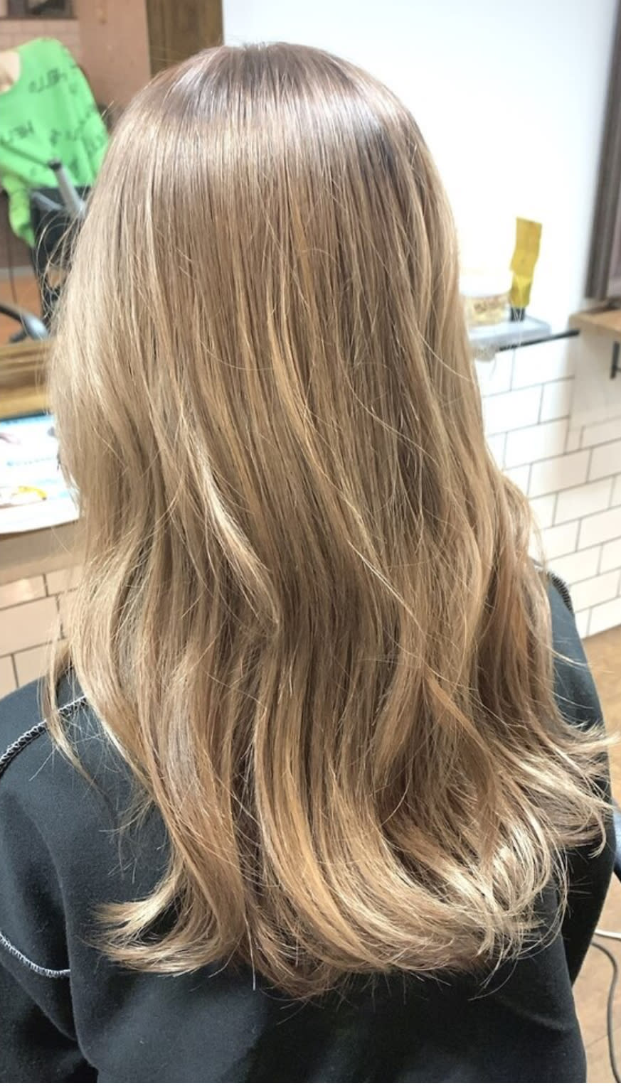 BARNEYS　HAIR【バーニーズヘアー】のスタイル紹介。ハイトーンカラー