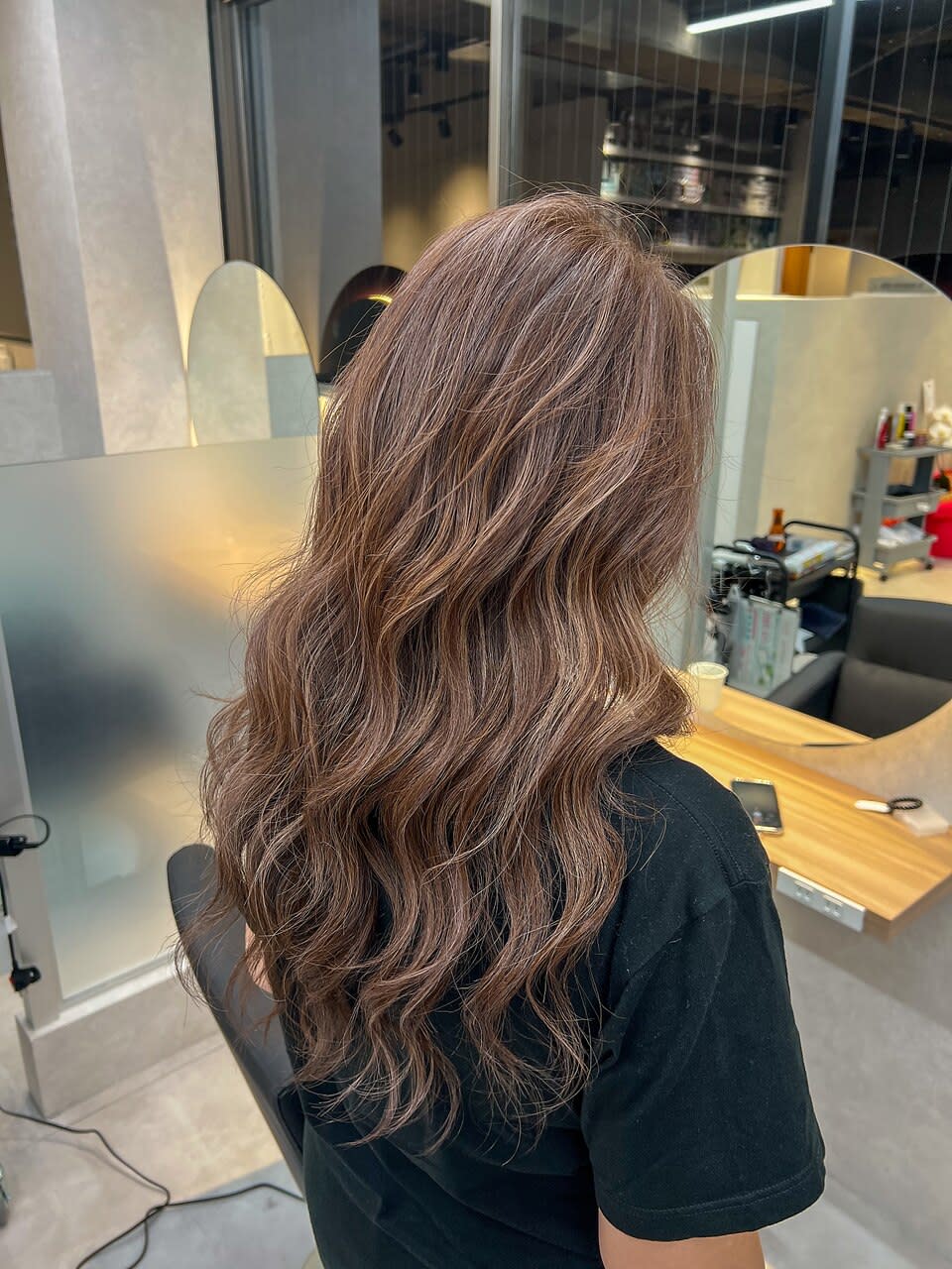 NIKA 【ニカ】 半個室サロン【ニカハンコシツサロン】のスタイル紹介。脱白髪染め・コントラストハイライト・ベージュ