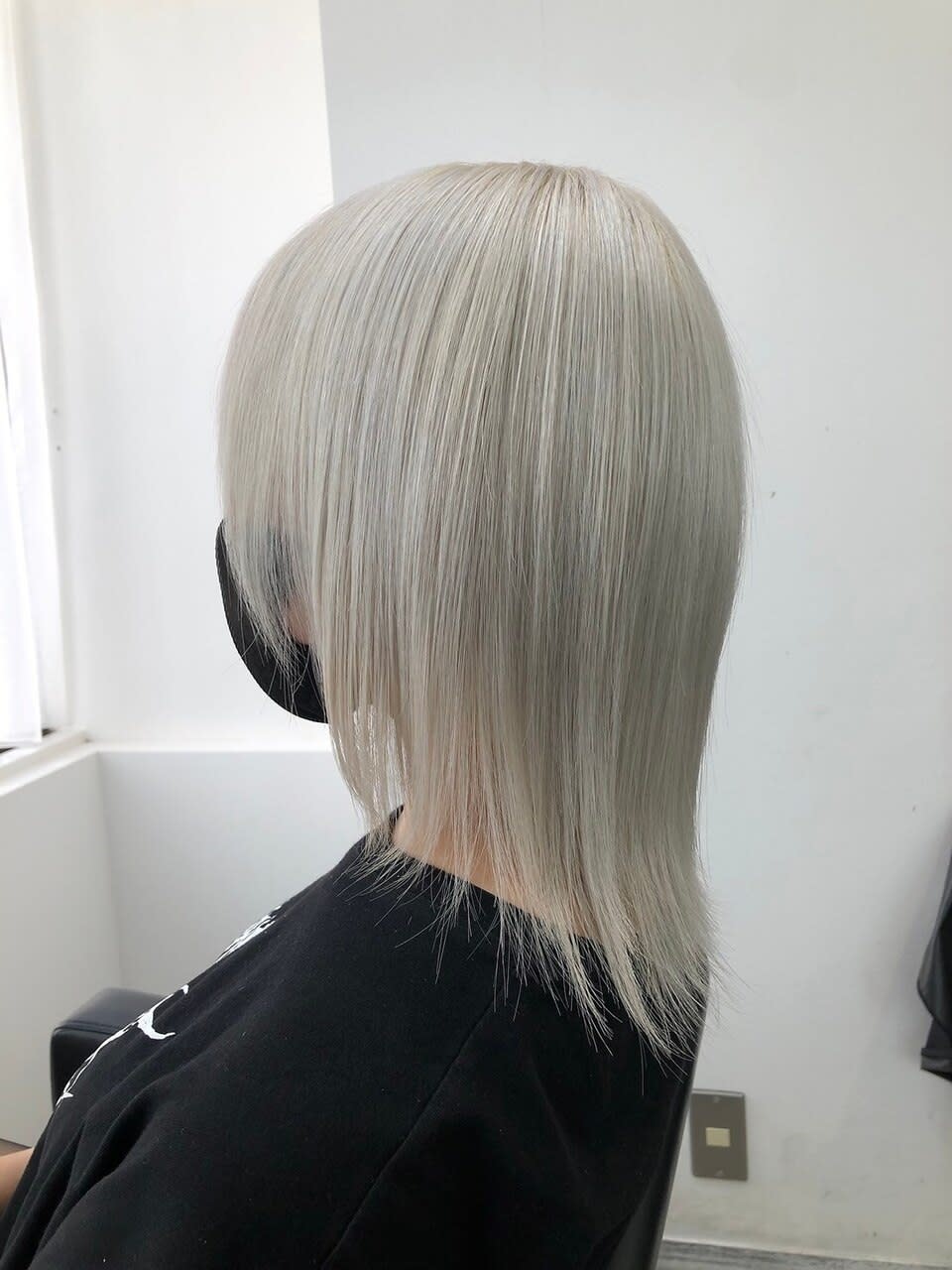TOKYO OTAKU HAIR【オタクヘアー】 ケアブリーチ ダブルカラー インナーカラー【トーキョーオタクヘアーケアブリーチダブルインナーカラー】のスタイル紹介。ジェンダーレスウルフホワイト