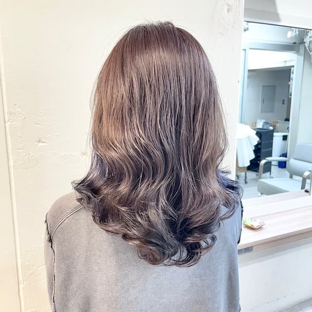 Nest【ネスト】のスタイル紹介。柔らかいコテ巻き風パーマ