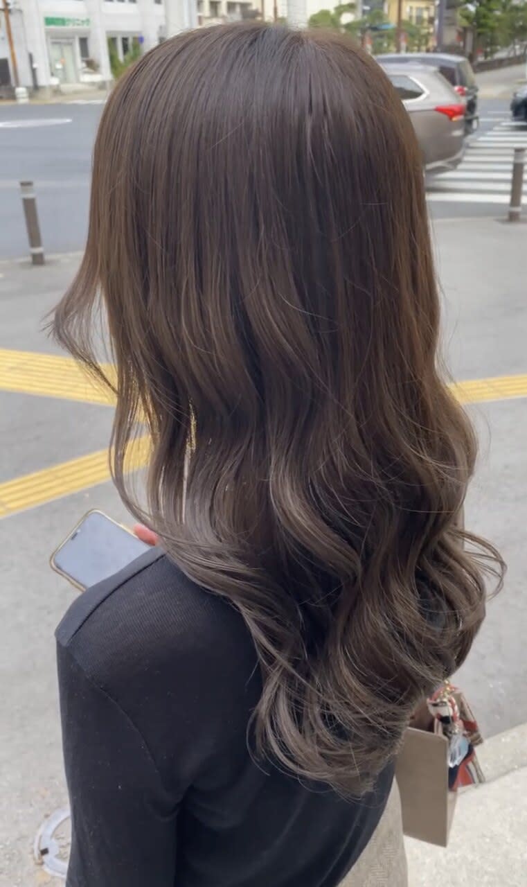 AOZORA HAIR FUJISAKIGU【アオゾラヘアーフジサキグウ】のスタイル紹介。ナチュラルハイライトグレージュ