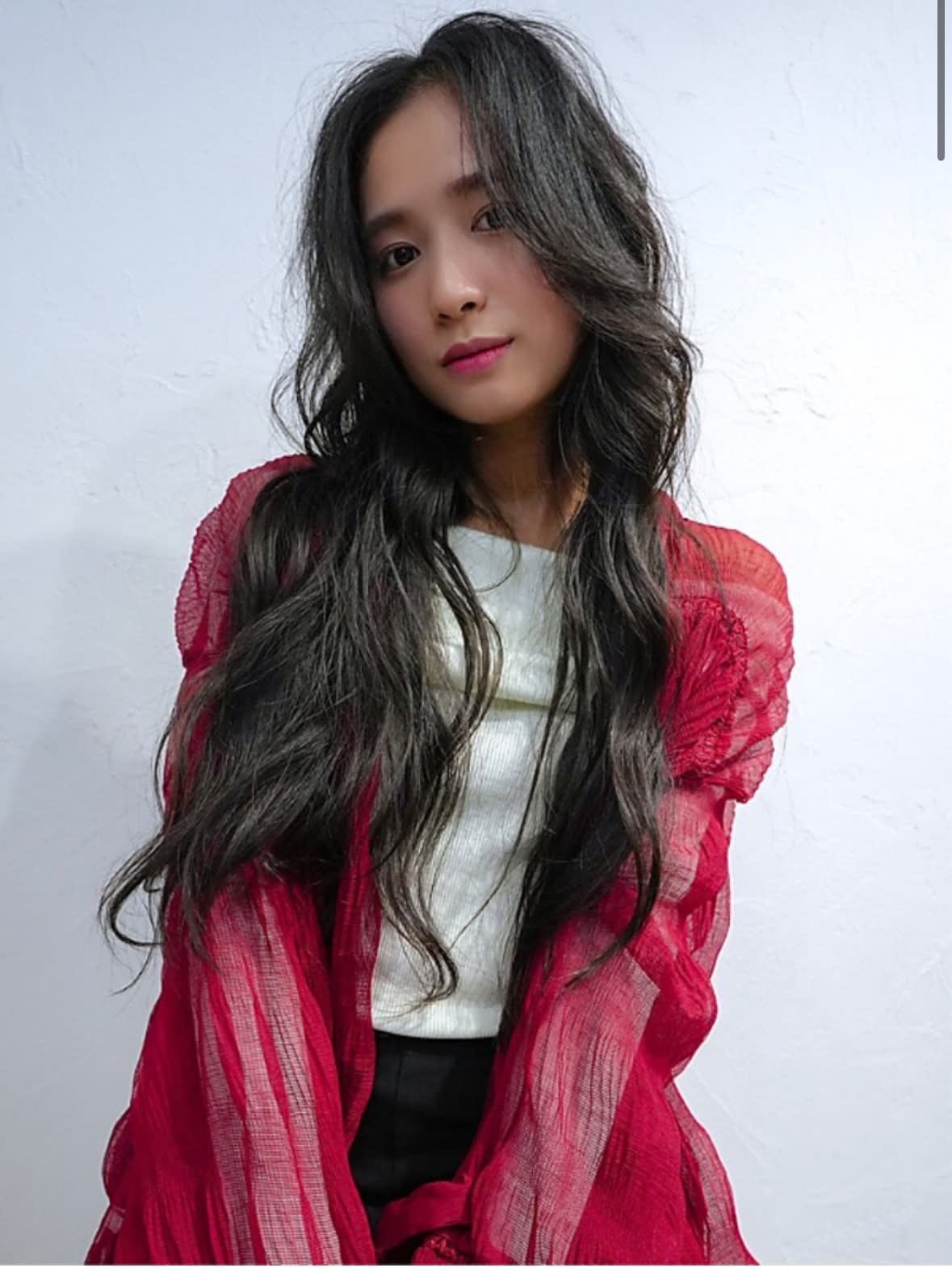 NARVIS【ナービス】のスタイル紹介。透明感ダークグレージュ×ゆるふわロング