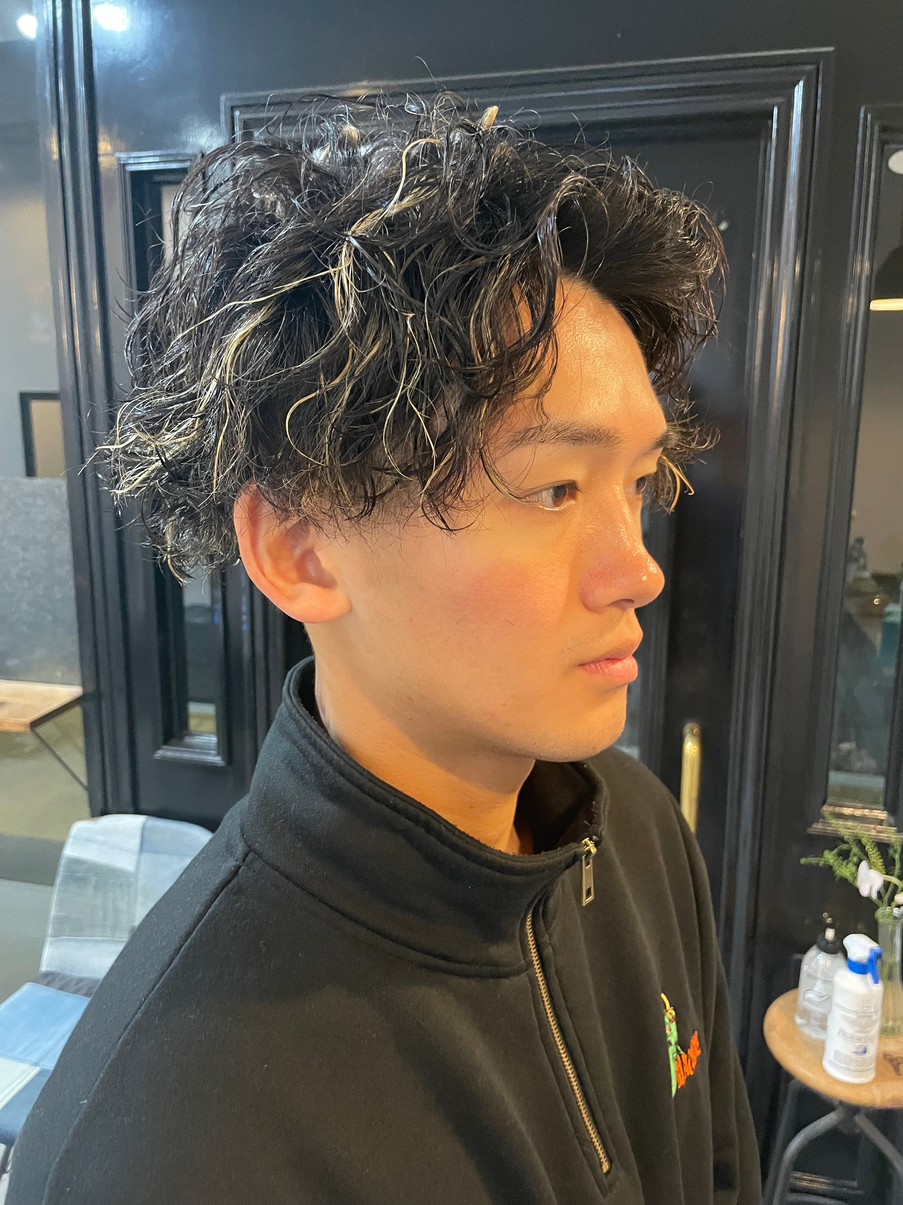 床屋タカシ【トコヤタカシ】のスタイル紹介。ハイライト×スパイラルパーマ