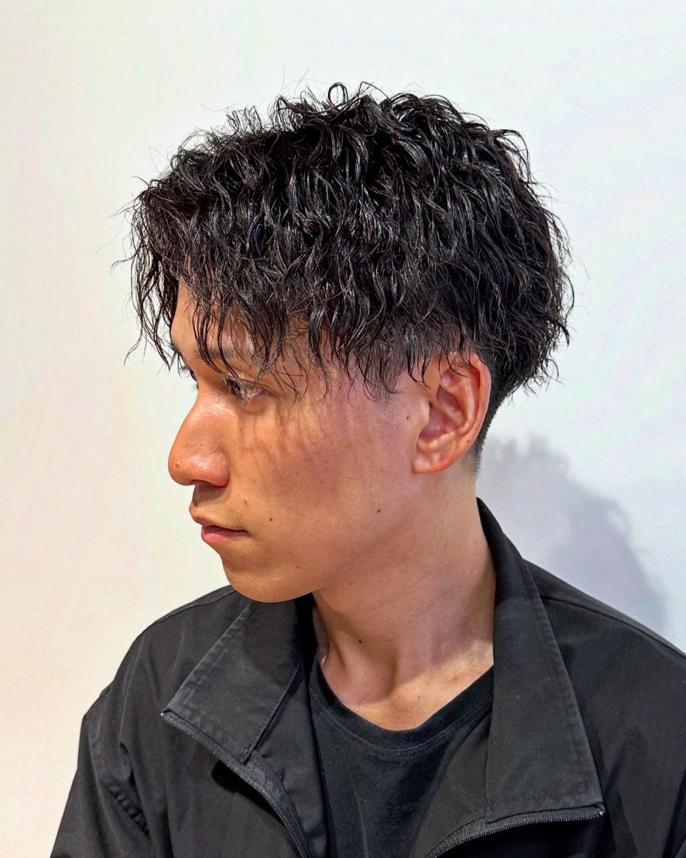 CREA men's 横浜能見台【クレアメンズ】【クレアメンズヨコハマノウケンダイ】のスタイル紹介。横浜メンズパーマセンターパートツイストスパイラル縦落ちパーマ