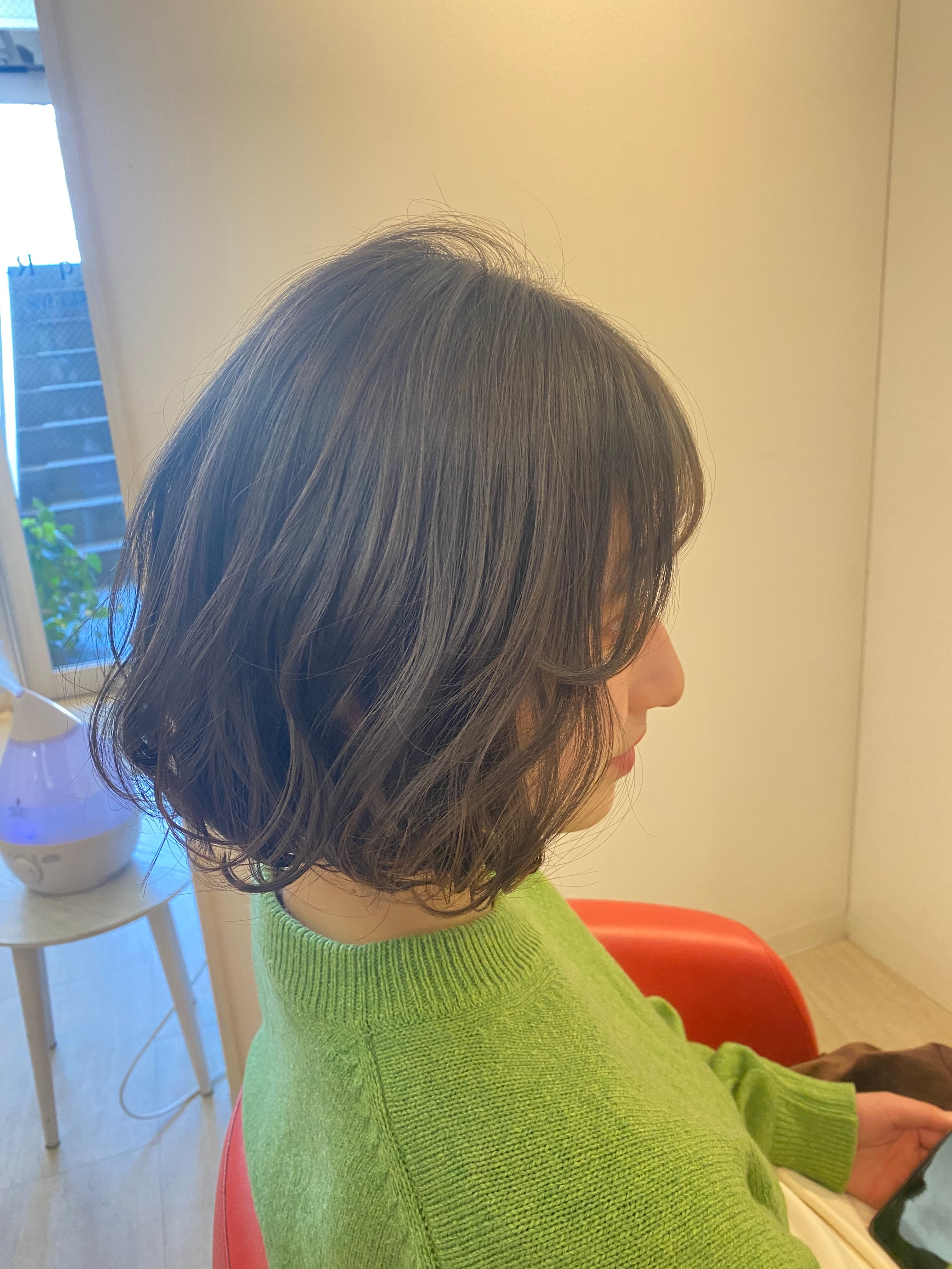 hair resort lachiq R+【ヘアーリゾート ラシック アールプラス】【ヘアーリゾート ラシック アールプラス】のスタイル紹介。前下がりボブ/フェザーバング/パーマ風