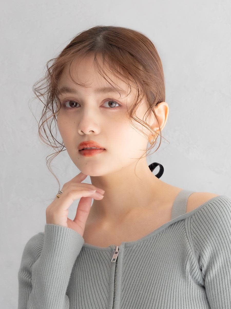 EARTH coiffure beauté 前橋川原店【アース コアフュールボーテ マエバシカワハラテン】のスタイル紹介。可憐なローポニーアレンジ