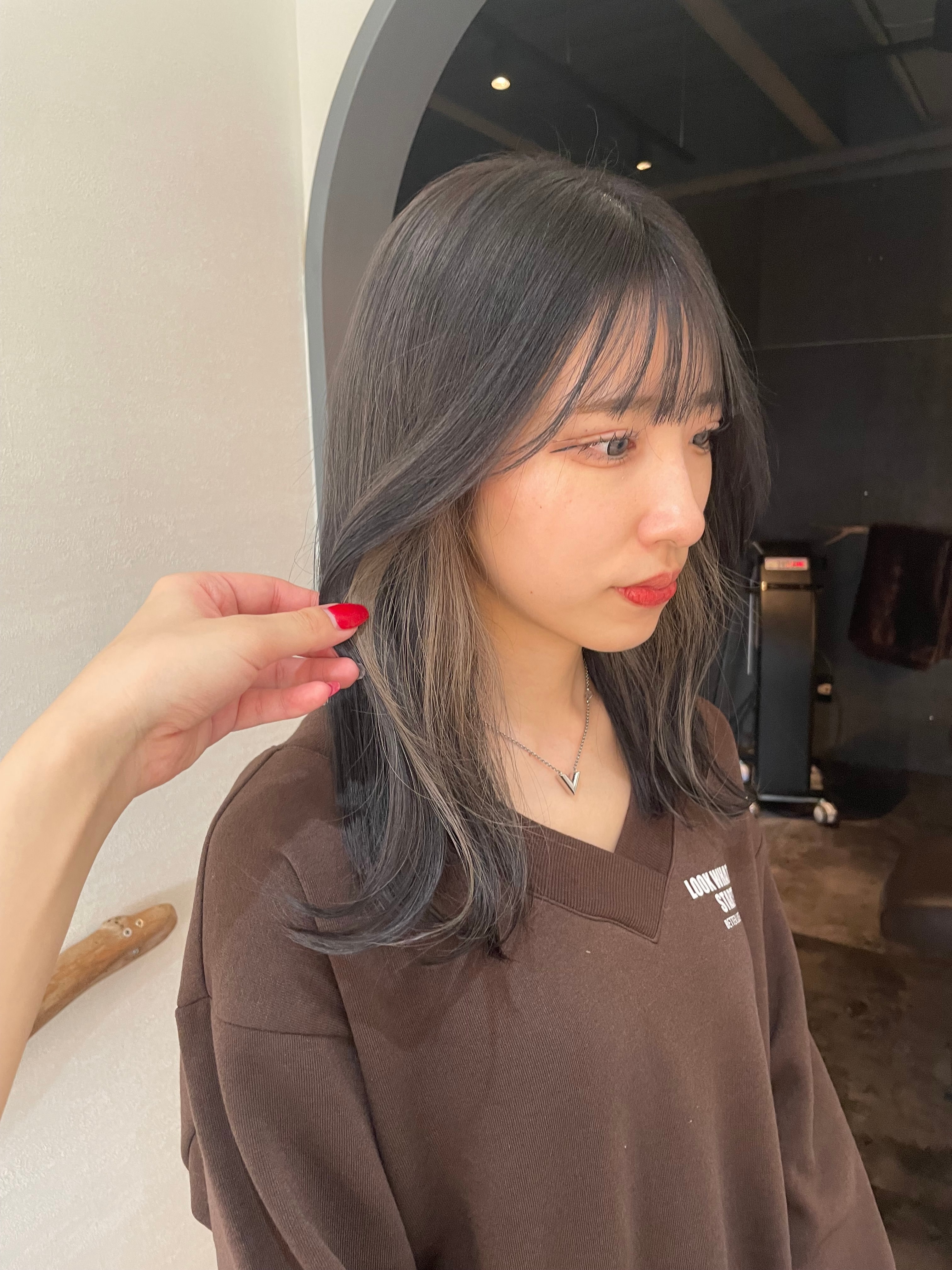 Eha＋MAUNA【エハプラスマウナ】のスタイル紹介。ベージュカラー＋イヤリングカラー