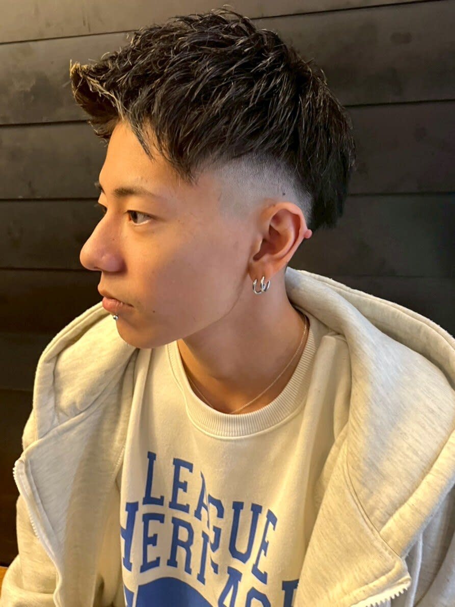 全室完全個室 THIS IS BARBER 4th【ディスイズバーバーフォース】のスタイル紹介。刈り上げショート アップバング アッシュカラー ブリーチ