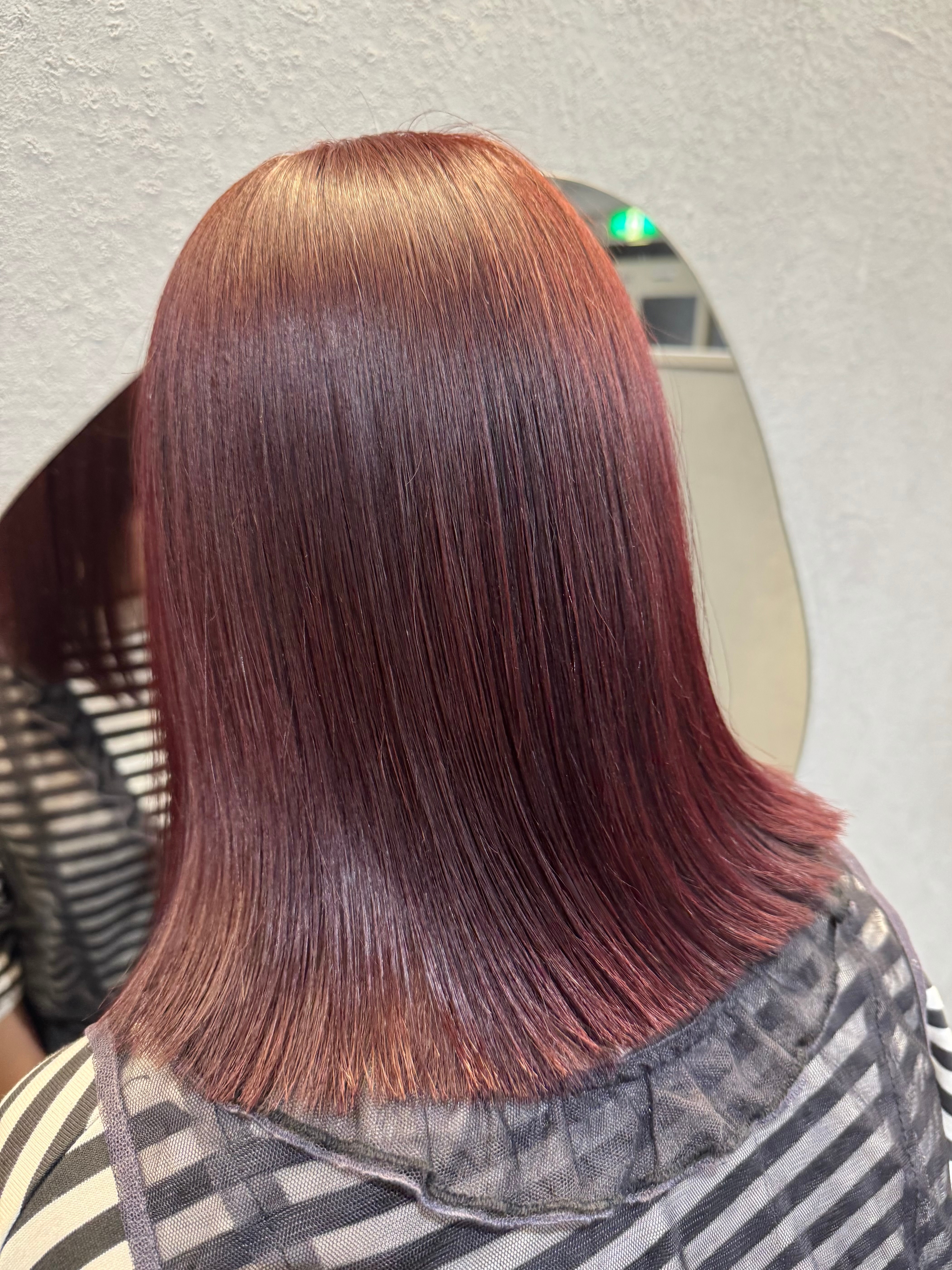 Salon de Qualia【サロンドクオリア】のスタイル紹介。ワインレッド/髪質改善Tr/切りっぱなし