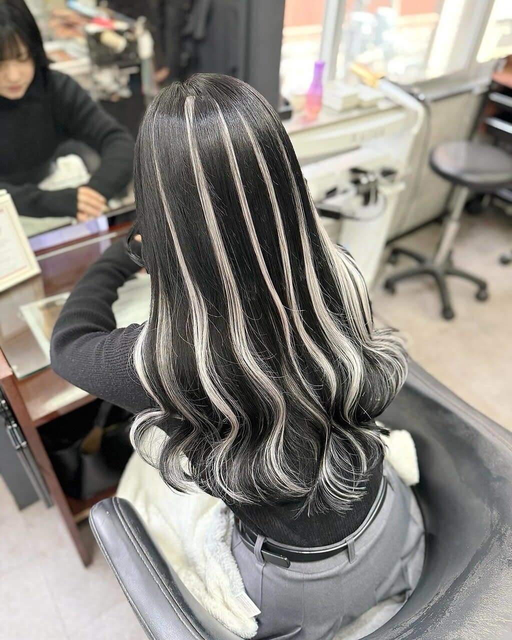 韓国系BIZEカラーエクステ梅田【カンコクケイビゼ カラーエクステウメダ】のスタイル紹介。【TOMOstyle31】シールエクステでハイライト