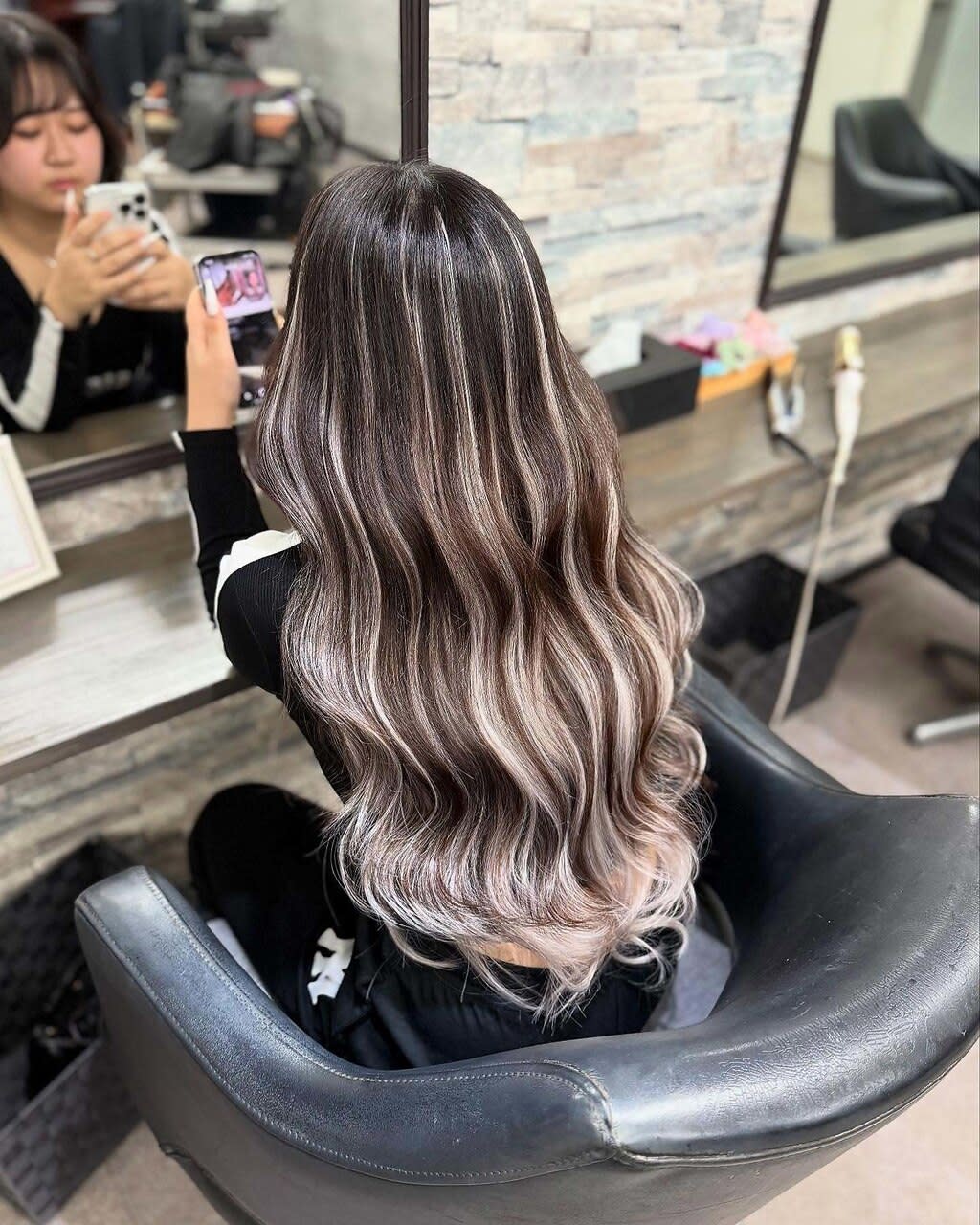 韓国系BIZEカラーエクステ梅田【カンコクケイビゼ カラーエクステウメダ】のスタイル紹介。【TOMOstyle30】シールエクステでハイライト