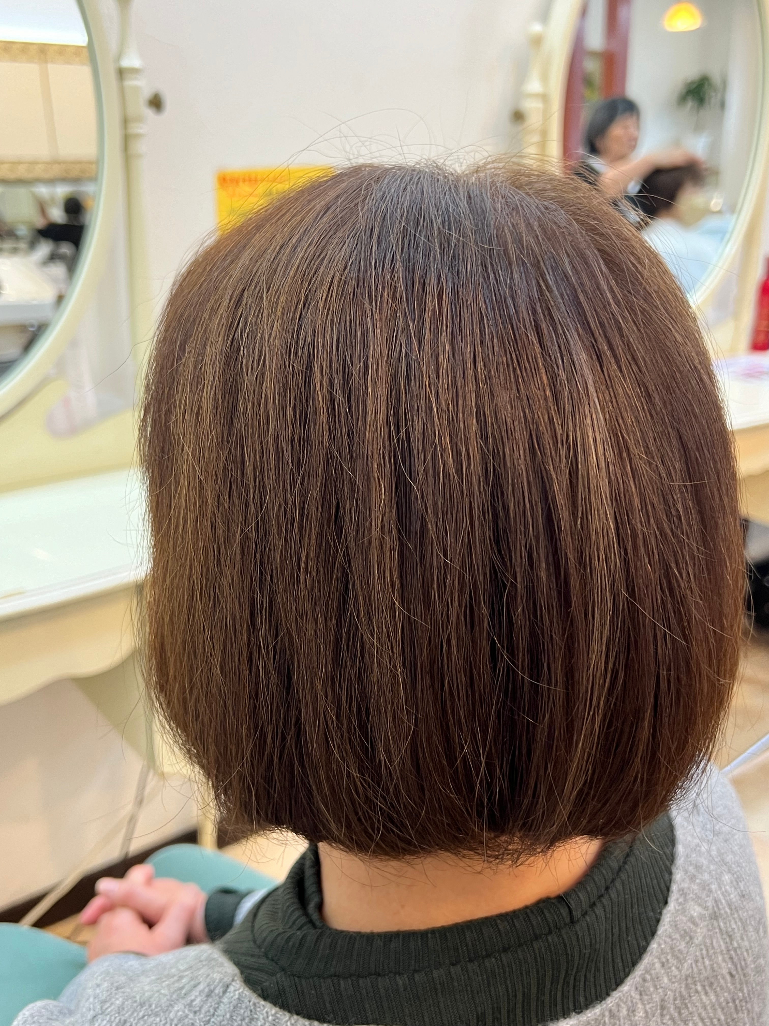 Hair Design LOIRE 元町店【ヘアデザインロアールモトマチテン】のスタイル紹介。明るめベージュ×白髪染め