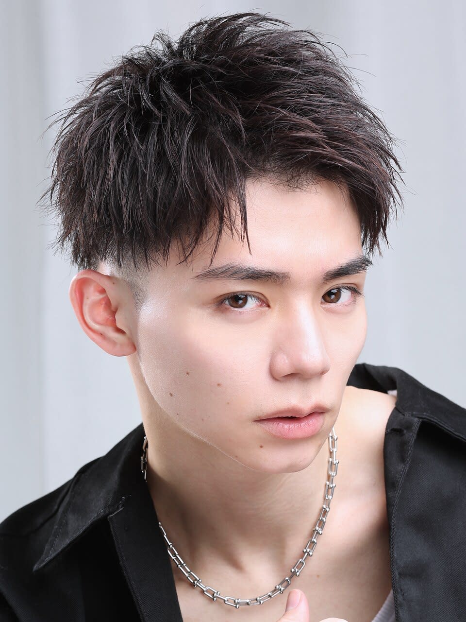 LIPPS hair 表参道【リップスヘアー】【リップスヘアー オモテサンドウ】のスタイル紹介。王道シャープアップバング(刈り上げツーブロック)黒髪短髪