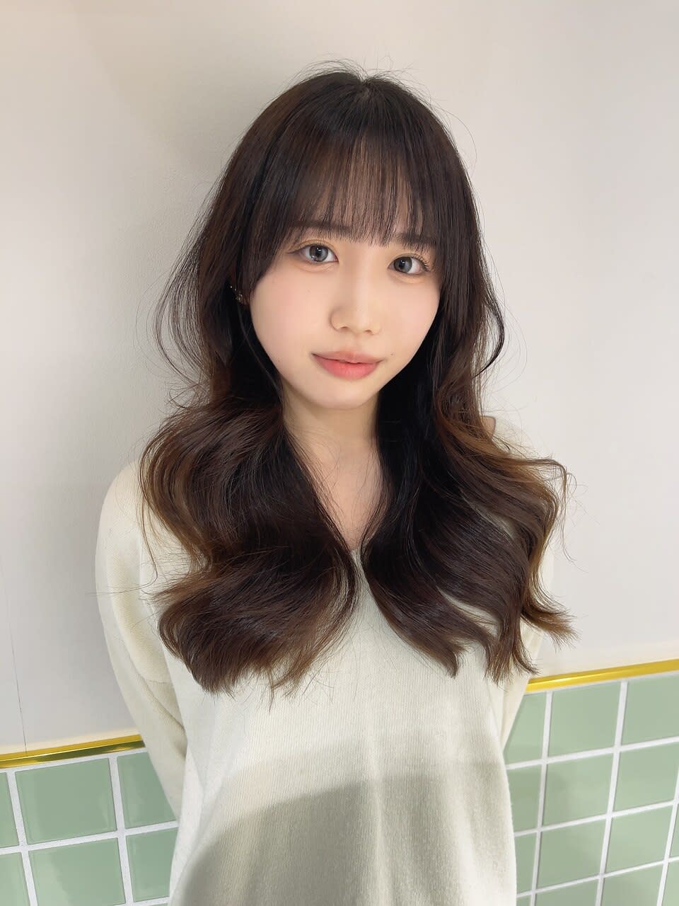 newi 三宮【ネウィ サンノミヤ】のスタイル紹介。カラー指名No1/韓国風ゆる巻き×垢抜け顔周りカット