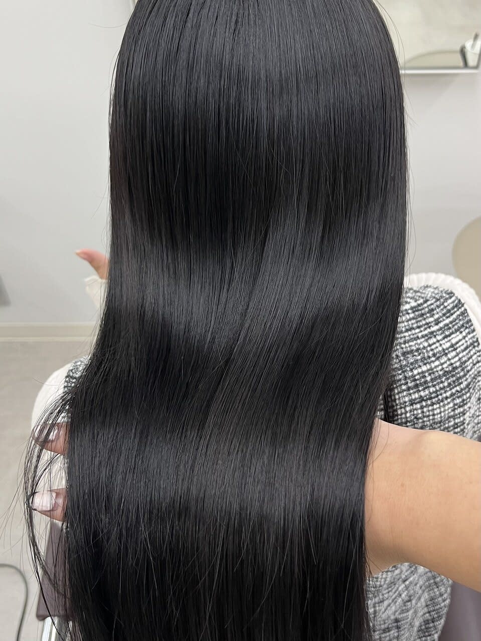 newi 三宮【ネウィ サンノミヤ】のスタイル紹介。艶カラー×内部補修トリートメント