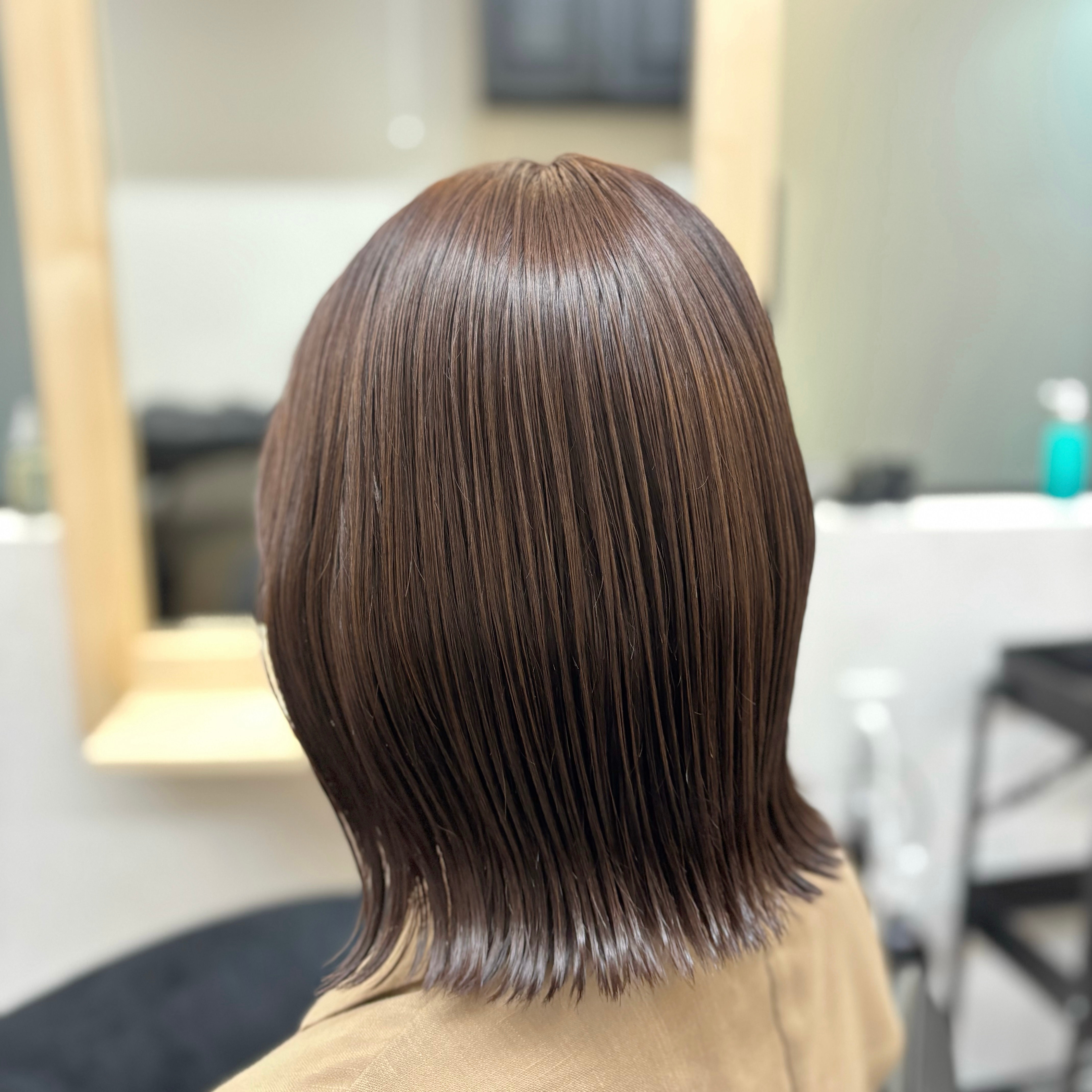 美容室ポール行徳店 髪質改善ヘッドスパマッサージサロン【ビヨウシツポールギョウトクテンカミシツカイゼンヘッドスパマッサージサロン】のスタイル紹介。ぱつっとくびれボブ×シアーカラー