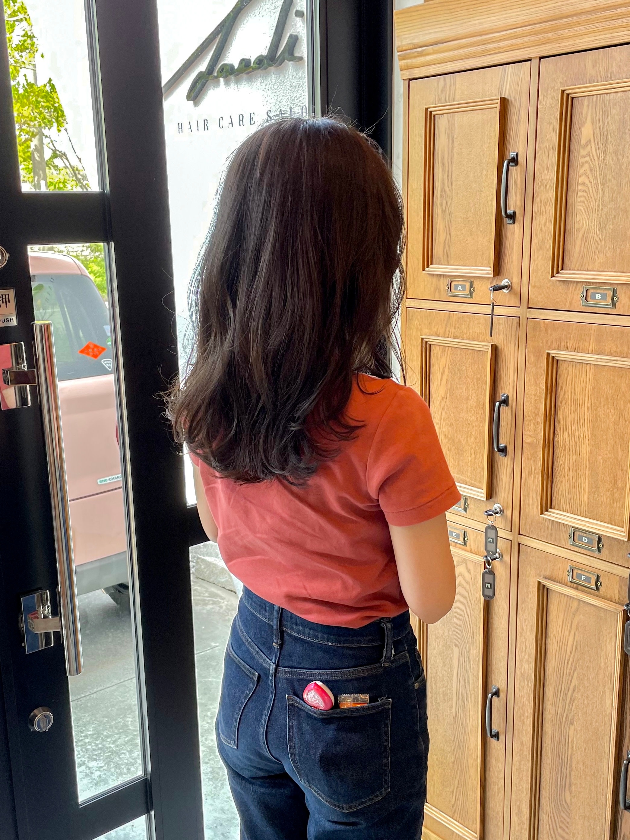 Laedi【ラエディ】のスタイル紹介。グレージュアッシュ×セミロング（白髪染め可）