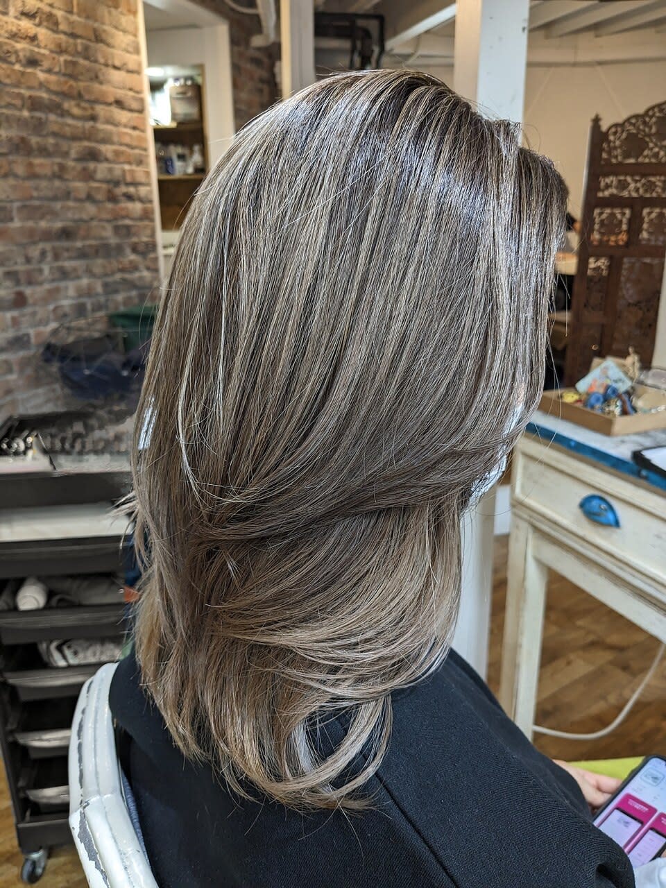 marichi circus【マリーチ サーカス】のスタイル紹介。ハイライトバレイヤージュ　グレージュ