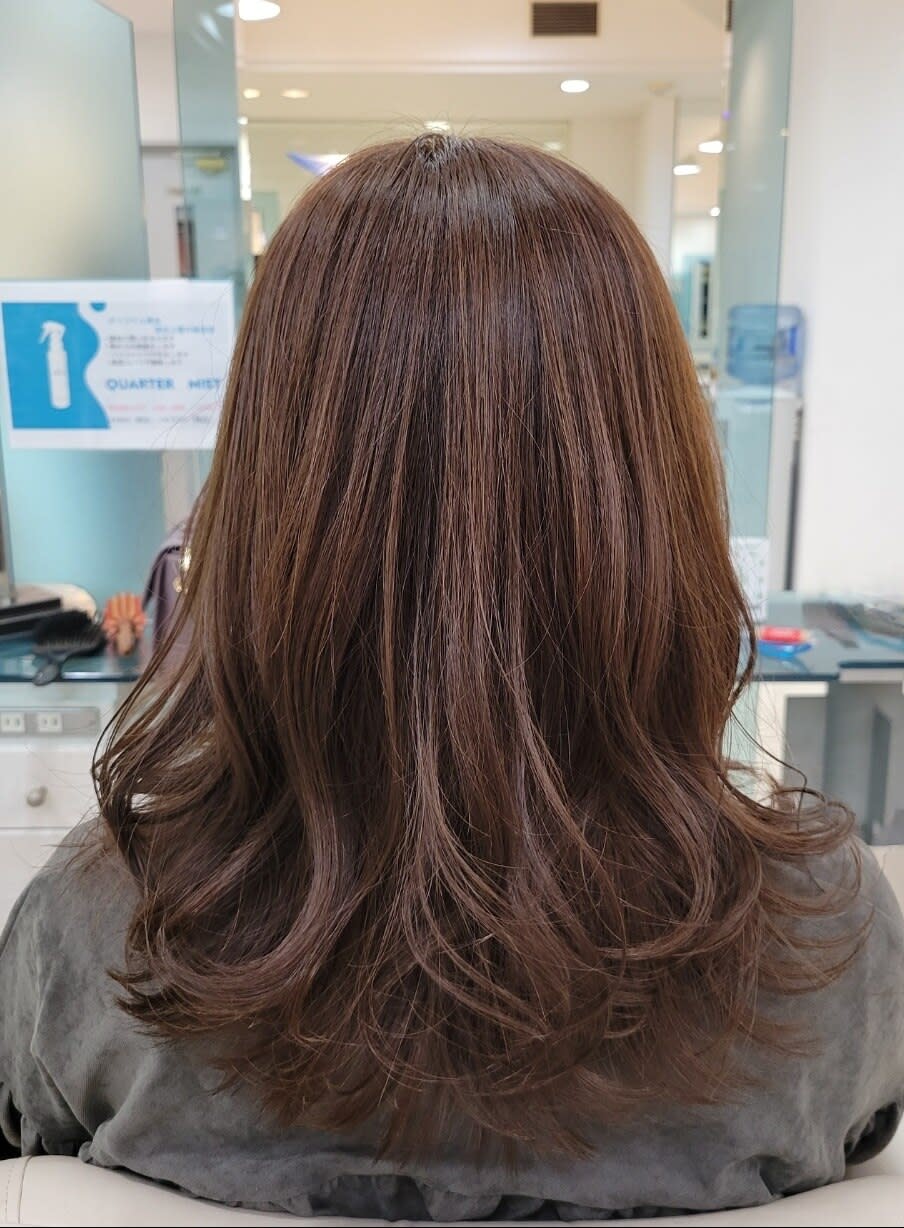 QUARTER 春日・後楽園【クオーター カスガ コウラクエン】のスタイル紹介。ミディアムレイヤーゆるふわ巻き