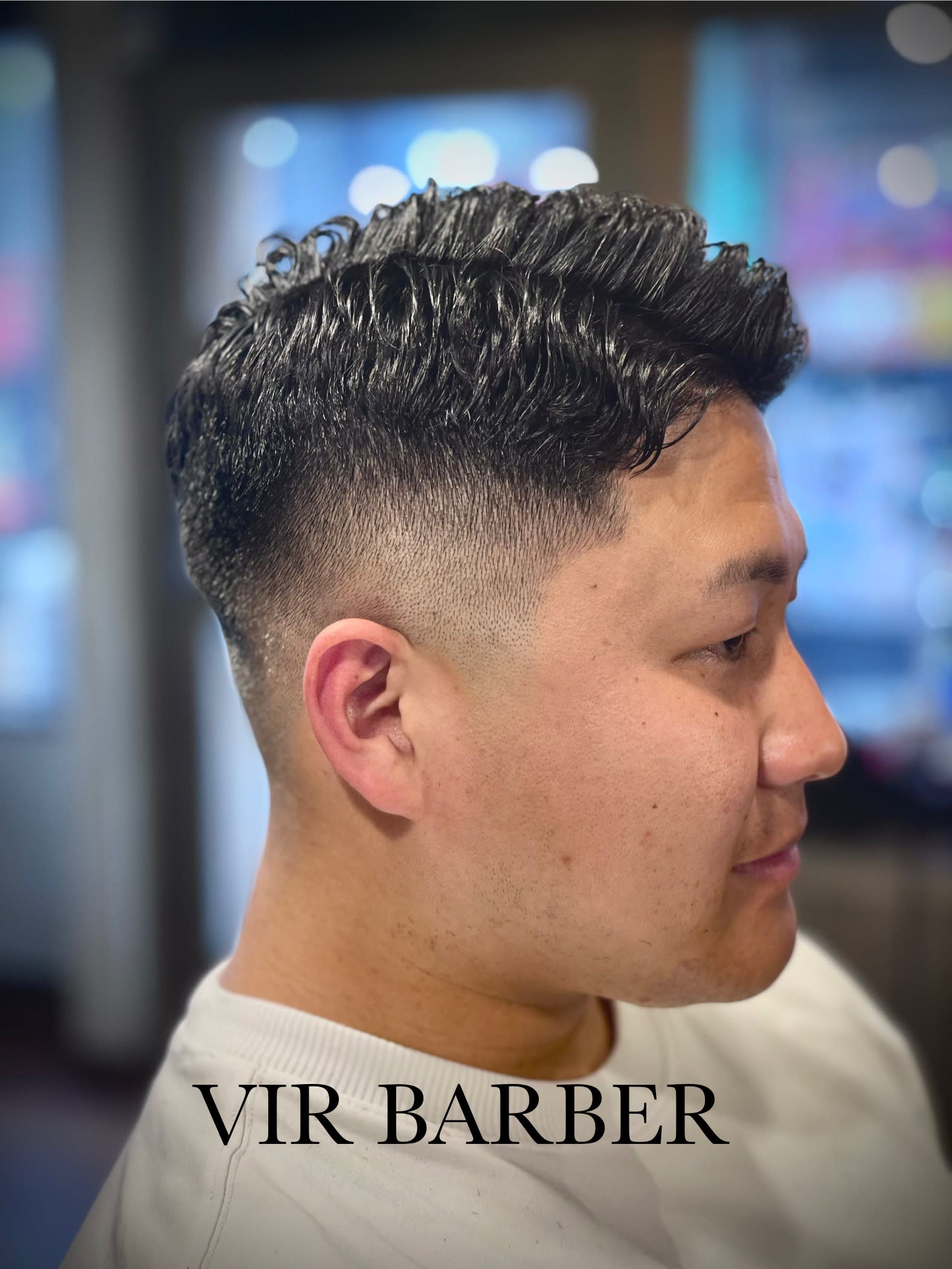 VIR BARBER【ヴィルバーバー】のスタイル紹介。【波打ちカール × スキンフェード】男らしさ際立つ大人パーマ