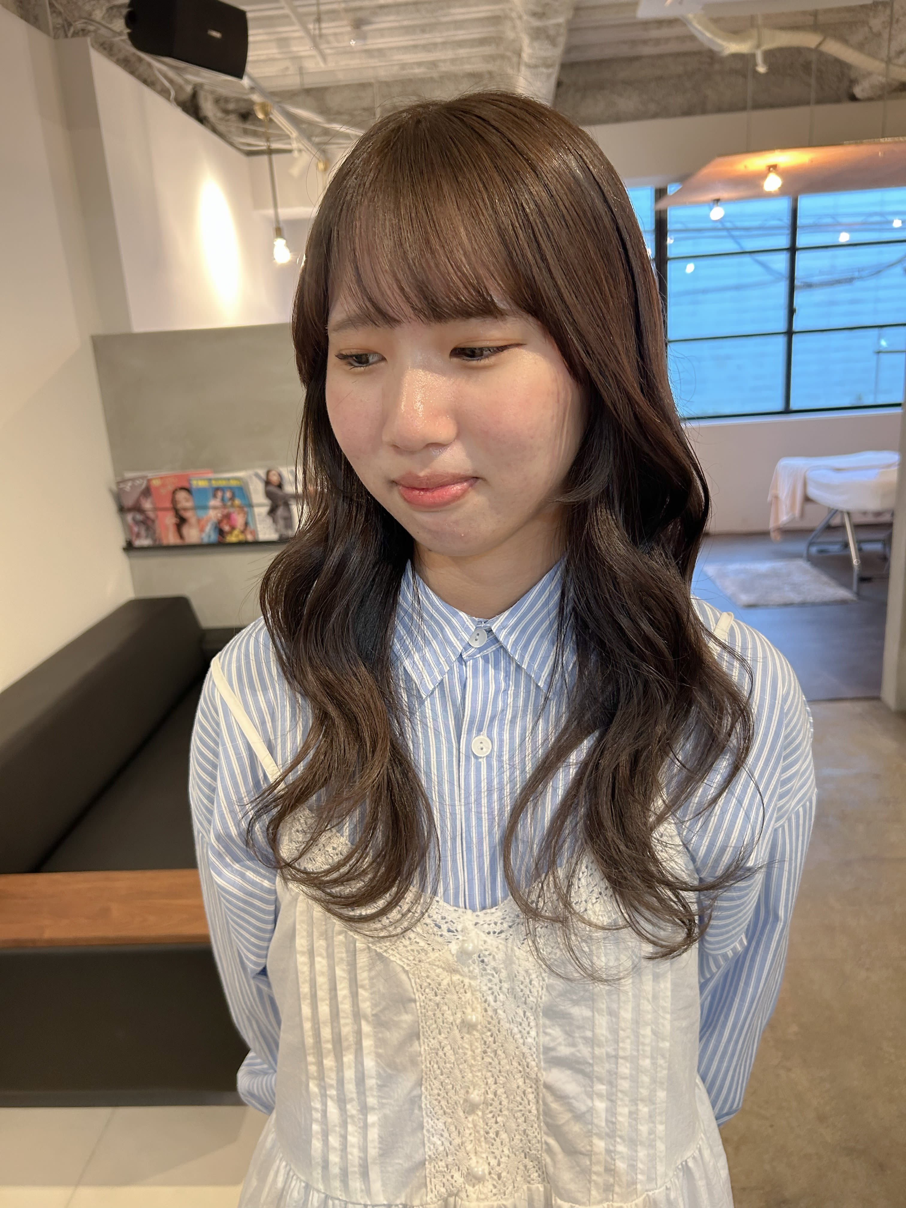 SHE.osu【シーオオス】のスタイル紹介。韓国風/くびれ/レイヤーカット/ヘーゼル/ベージュ