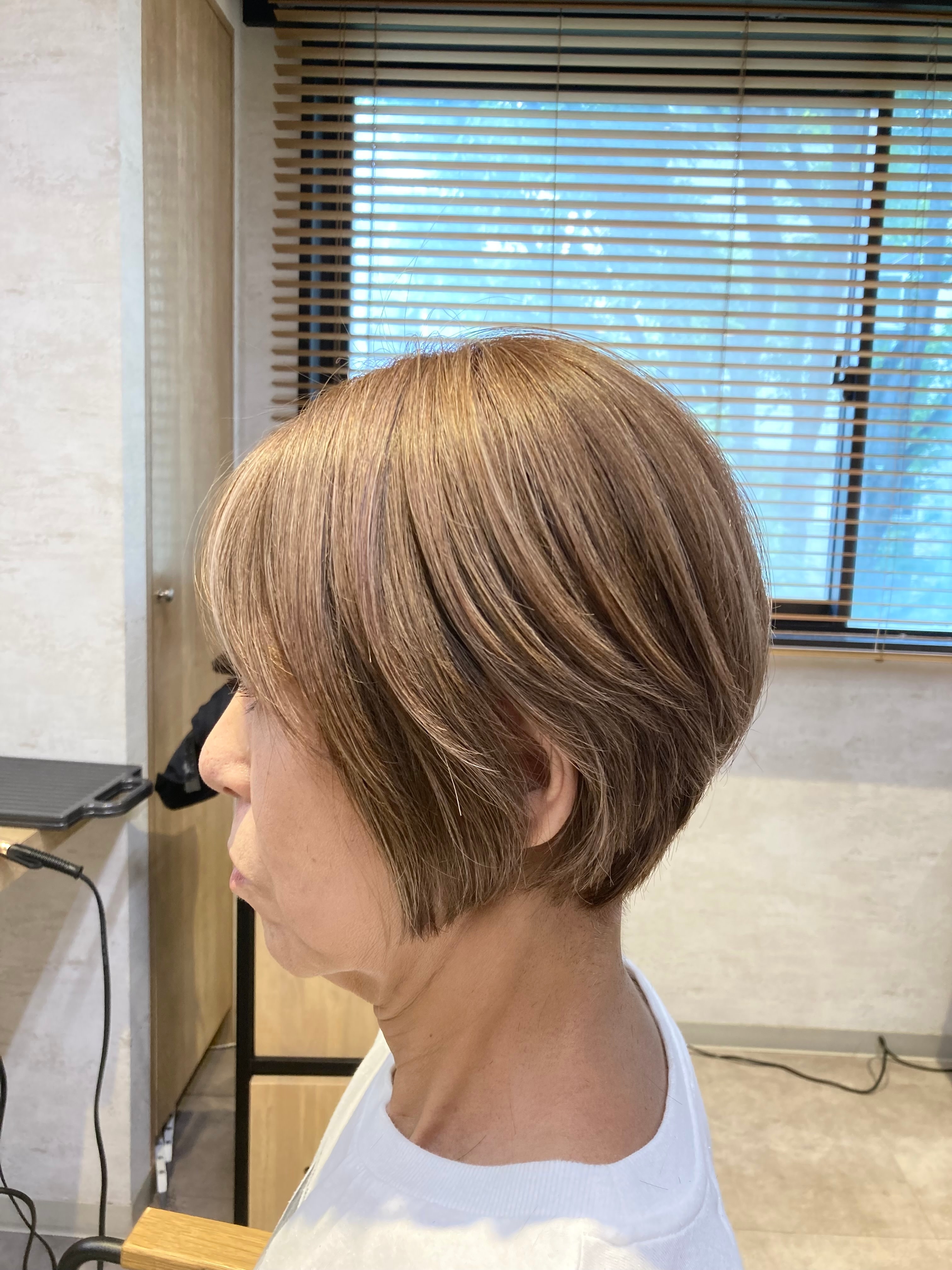 MAISON【メゾン】のスタイル紹介。ショート×白髪ハイトーン