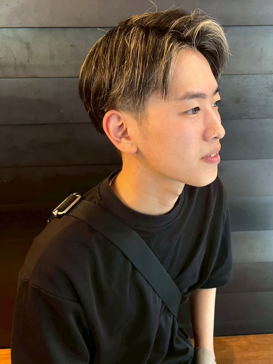 全室完全個室 THIS IS BARBER 4th【ディスイズバーバーフォース】のスタイル紹介。サイドパート ツーブロック ハイライト ブリーチ ベージュ