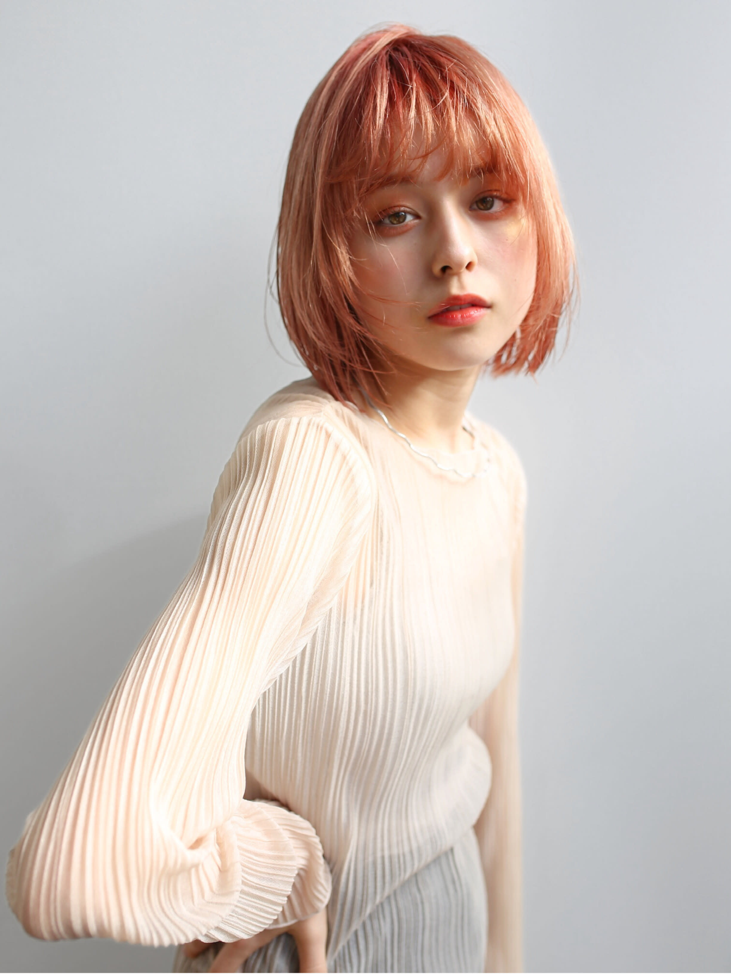 aivee 吉祥寺【アイビーキチジョウジ】のスタイル紹介。ダブルカラー×ブリーチ×ピンクオレンジ×ハイトーンボブ