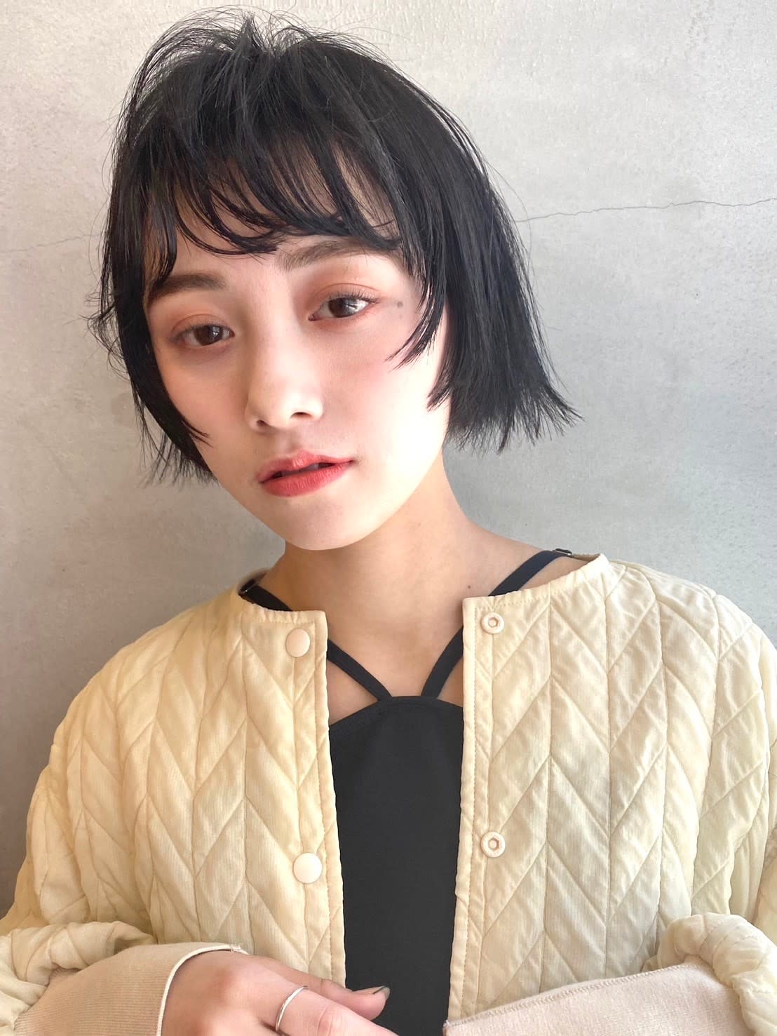 aivee 吉祥寺【アイビーキチジョウジ】のスタイル紹介。小顔ショート×顔周りニュアンスレイヤー×ダークアッシュ