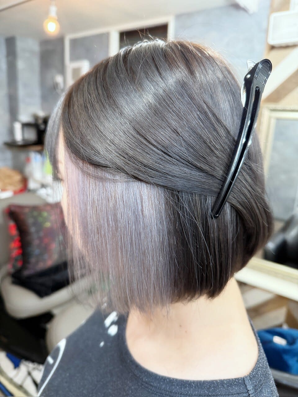 LAGUZ 茅ヶ崎 髪質改善 ヘアアレンジ【ラグズ チガサキ カミシツカイゼン ヘアアレンジ】のスタイル紹介。ペールホワイト×ディープシルバー　ボブライン
