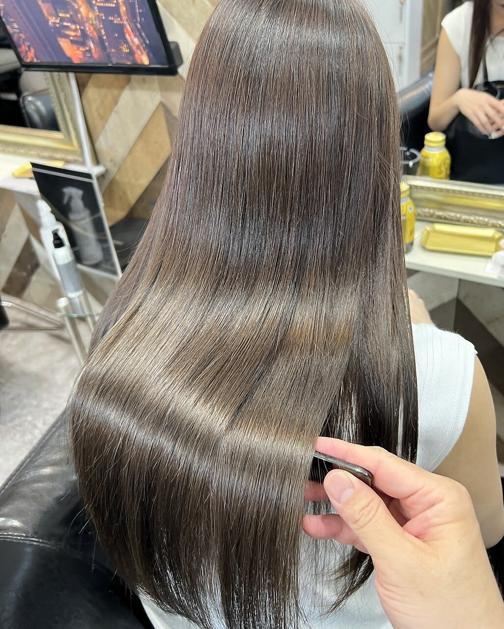LAGUZ 茅ヶ崎 髪質改善 ヘアアレンジ【ラグズ チガサキ カミシツカイゼン ヘアアレンジ】のスタイル紹介。極艶感♪ミルクティーグレージュ