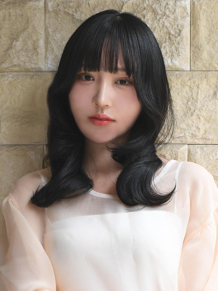 HAIR&MAKE EARTH 溝の口店【ヘアメイク アース ミゾノクチテン】のスタイル紹介。ツヤ感レイヤーロング