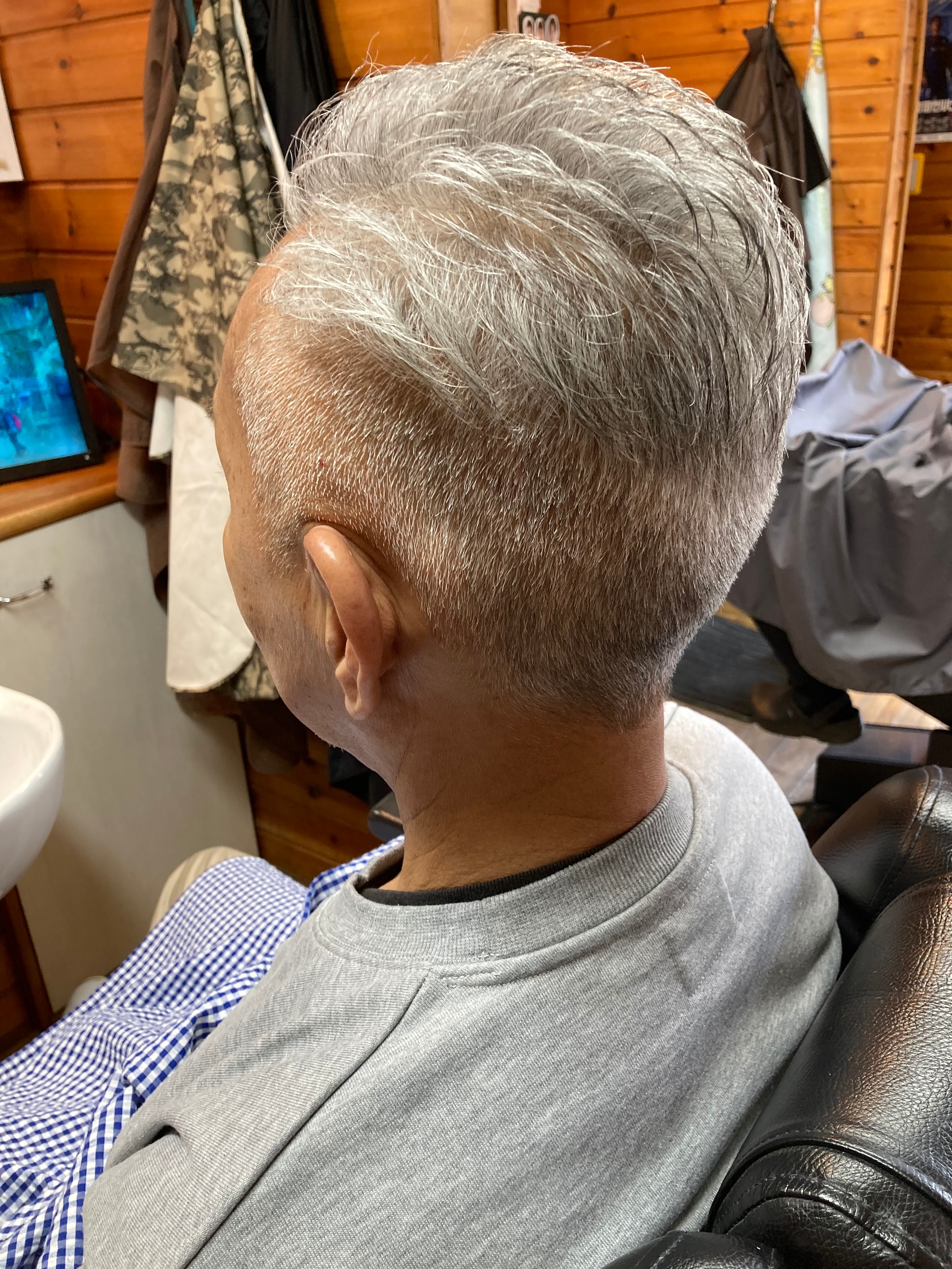 BAR BER TAKEO【バーバータケオ】のスタイル紹介。グレーヘアのツーブロックスタイル