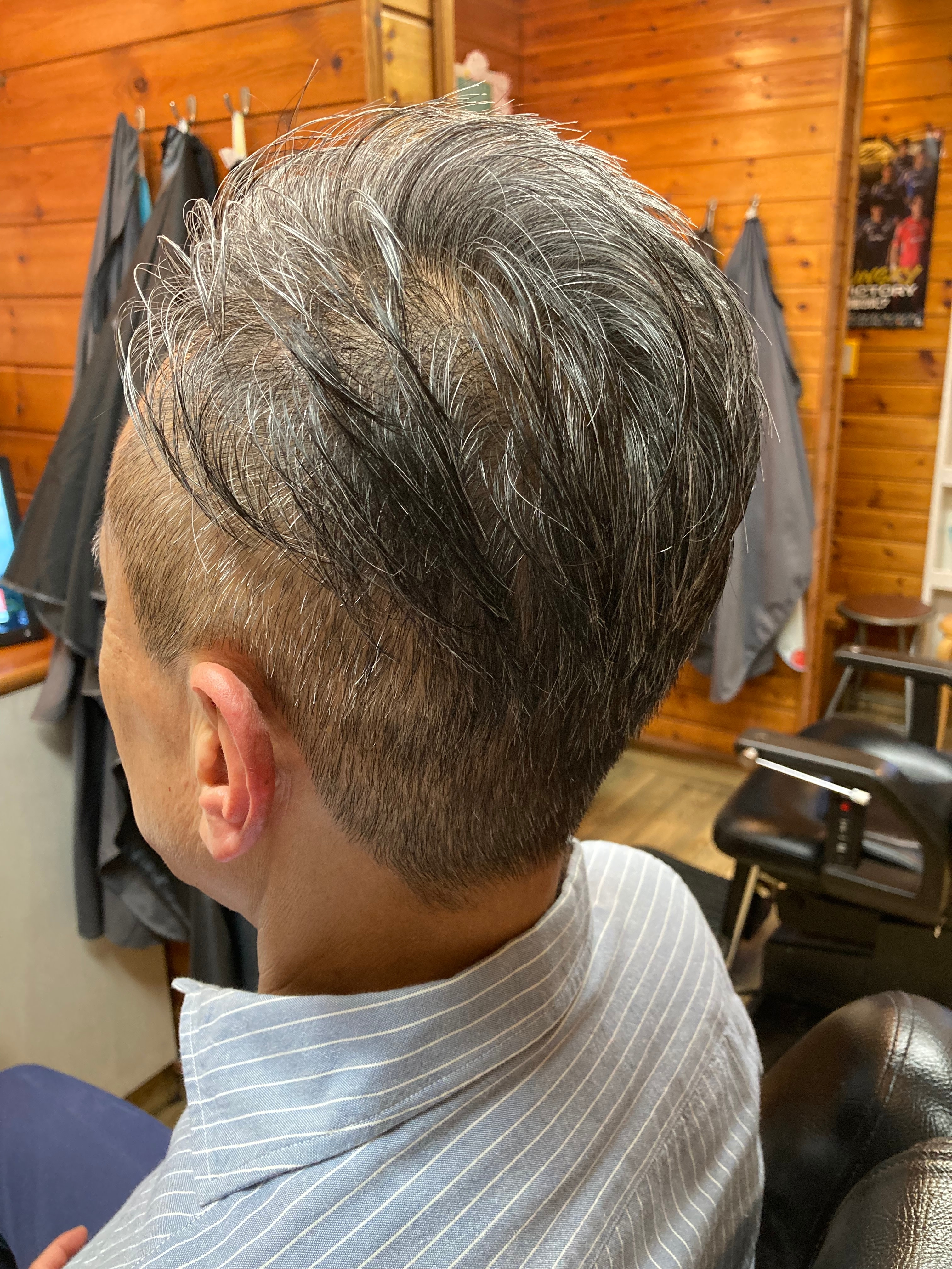 BAR BER TAKEO【バーバータケオ】のスタイル紹介。グレーヘアのツーブロックスタイル