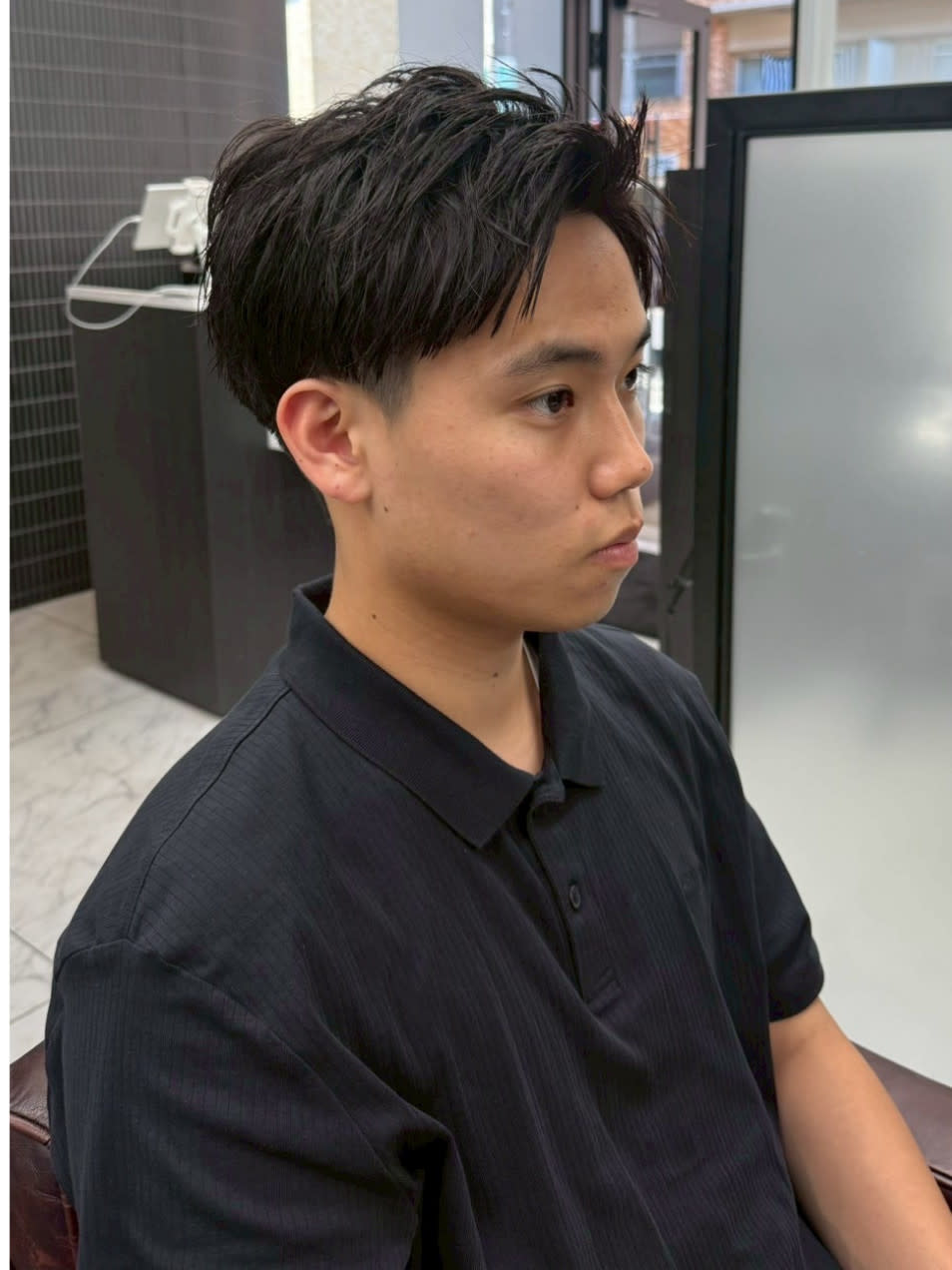 MEN'S SALON SOLEIL by alfRed【メンズサロンソレイユ バイアルフレッド】のスタイル紹介。ツーブロック 刈り上げ アップバング ビジネスショート