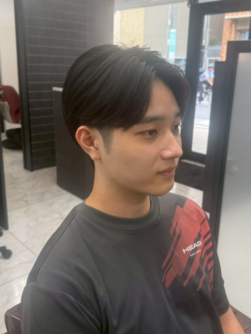 MEN'S SALON SOLEIL by alfRed【メンズサロンソレイユ バイアルフレッド】のスタイル紹介。ツーブロック　刈り上げ　毛流れセンターパート