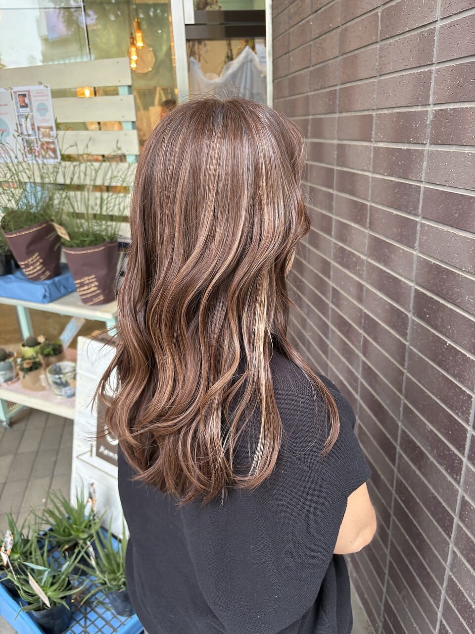 chapter 千葉ニュータウン中央店【チャプター】のスタイル紹介。白髪ぼかしレイヤーカット中明度ブラウンベージュハイライト